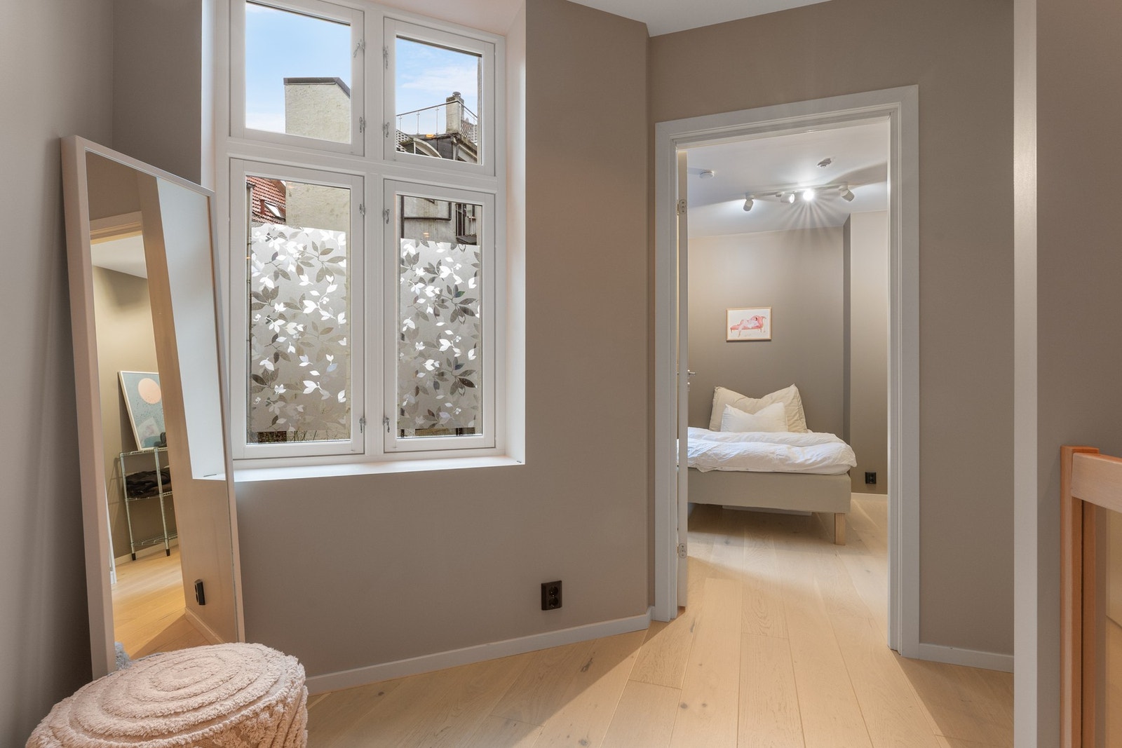 Videre inn i gangen har man gode muligheter for garderobe og oppbevaring. Galleribilde