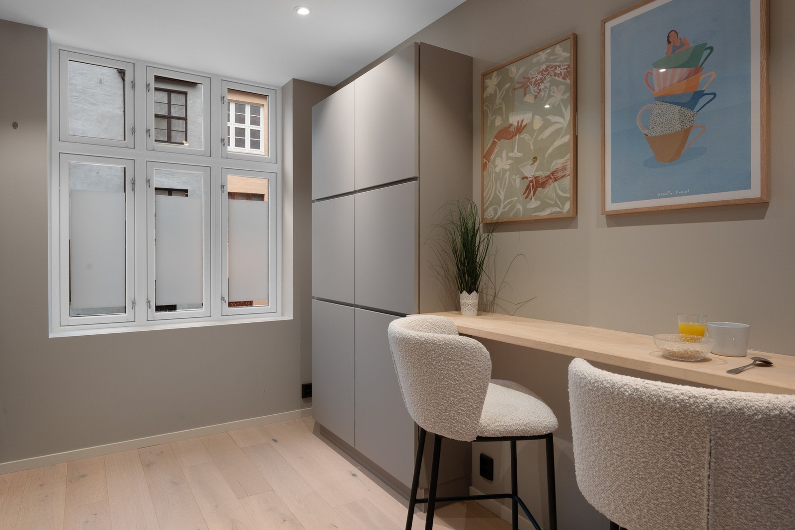 I tillegg er det laget til en praktisk spiseplass langs veggen. Galleribilde