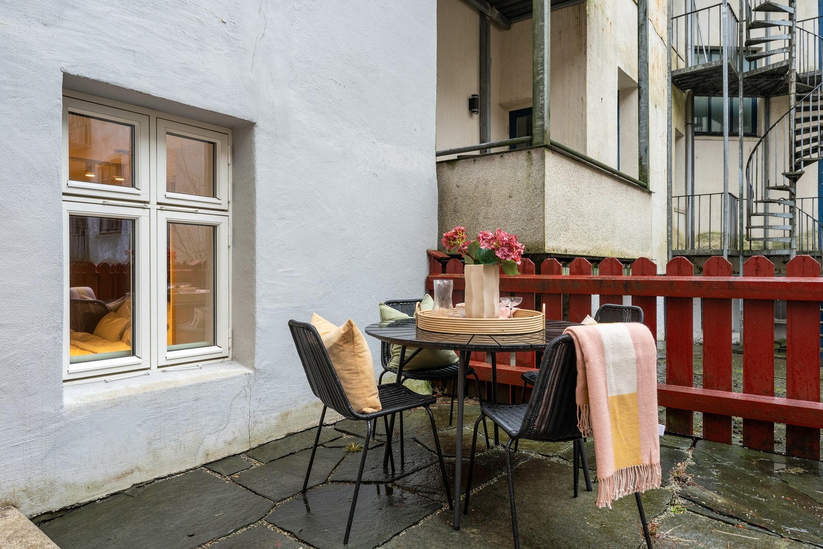 Uteplassen har god størrelse med plass til både spisegruppe og sofagruppe. Galleribilde