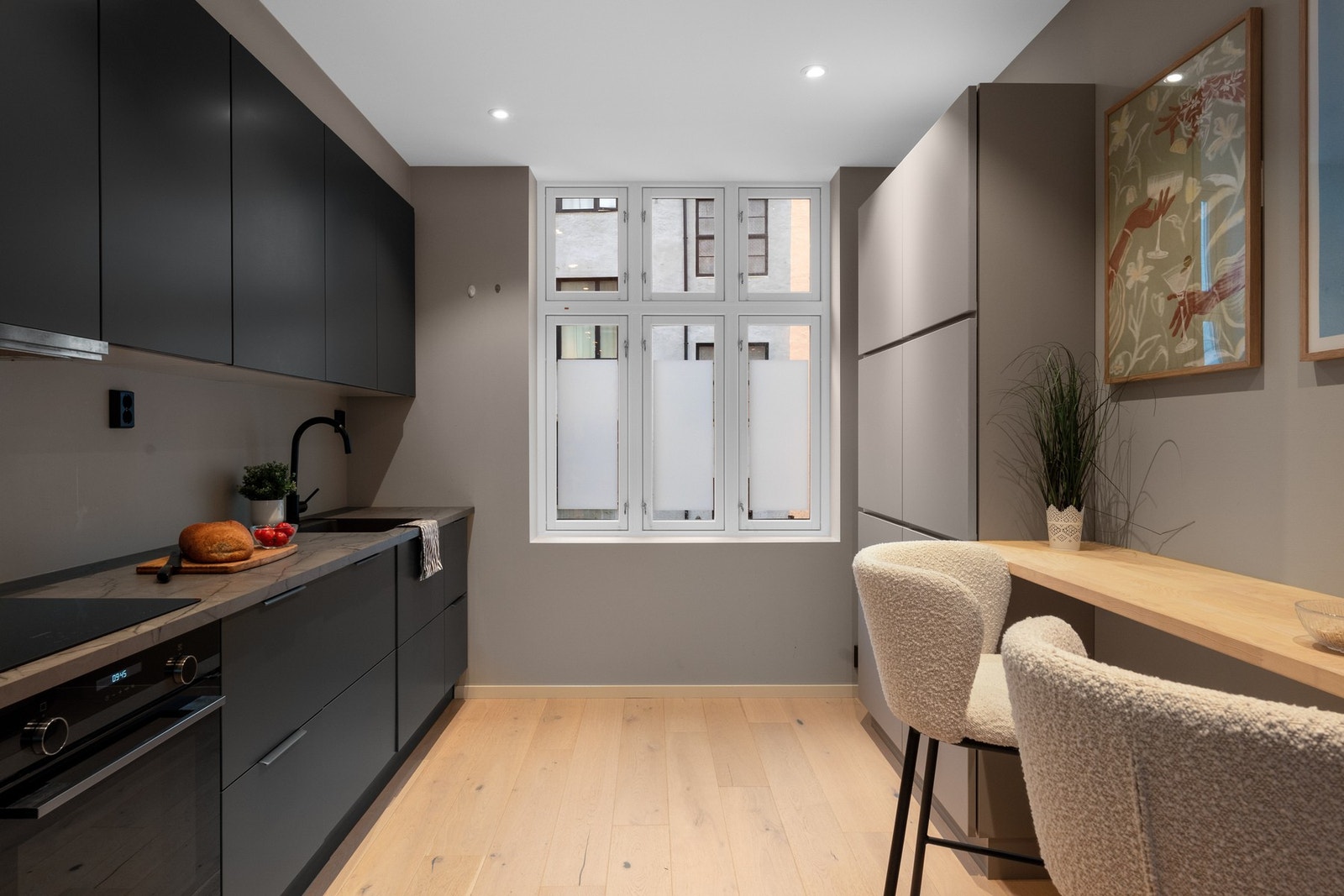 Integrerte hvitevarer: platetopp m/induksjon, stekeovn, kjøleskap m/frysedel og oppvaskmaskin. Galleribilde