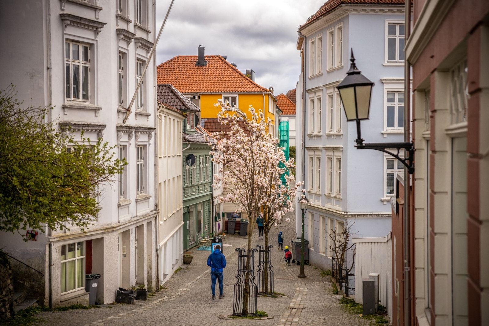 Boligen ligger veldig sentralt til i byn, men i en rolig gate. Galleribilde