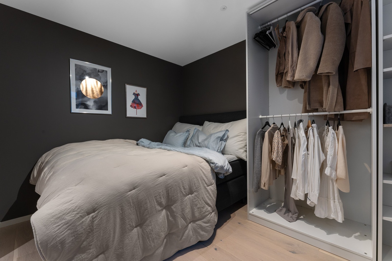 Det er et nydelig lyst og stort hovedsoverom. Galleribilde