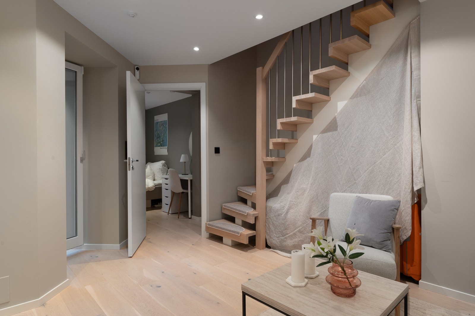 Når man kommer ned trappen blir man møtt av en koselig sittegruppe. Galleribilde