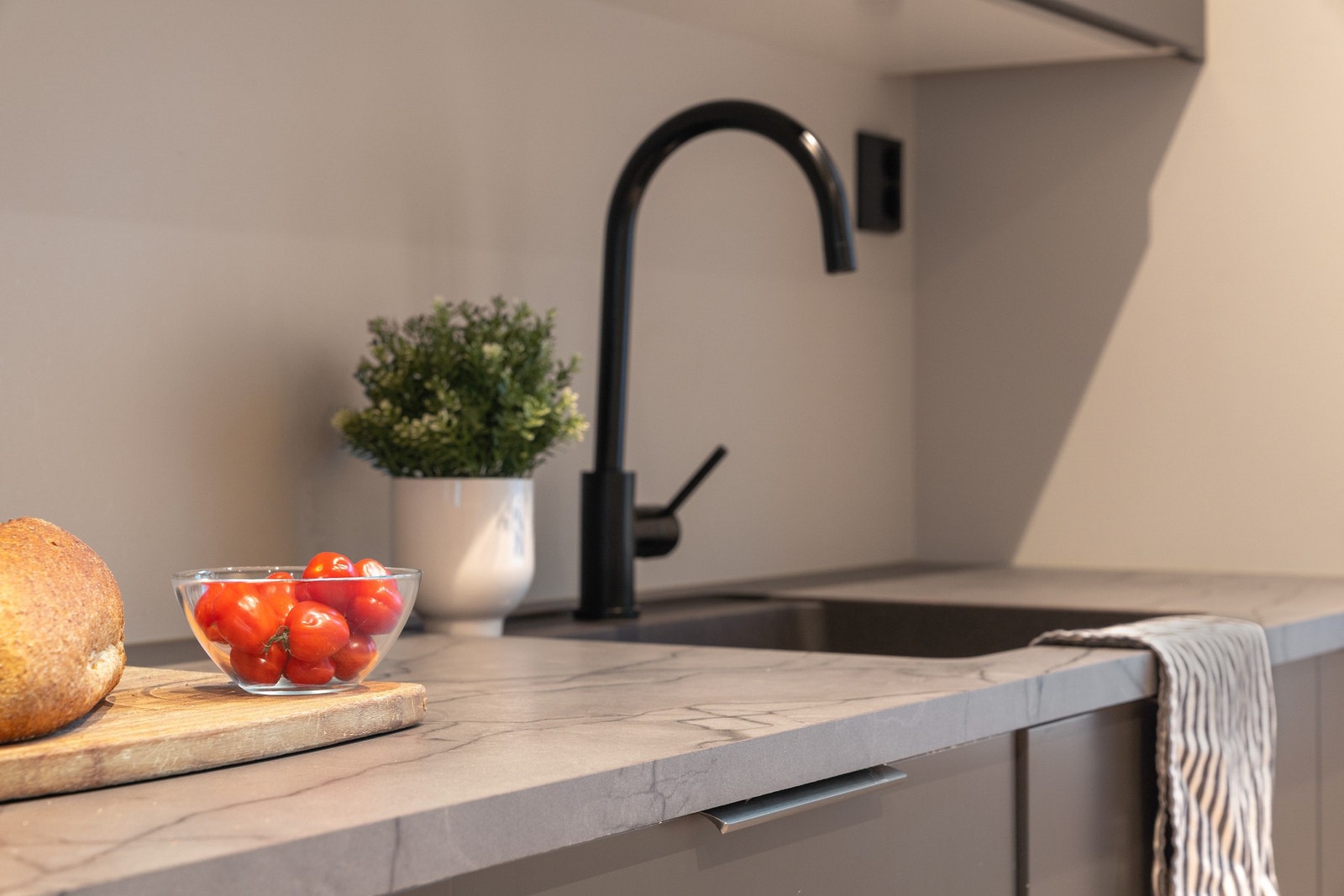 Kjøkkenløsningen gir god arbeidsflyt, og har rikelig med skap- og benkeplass. Galleribilde