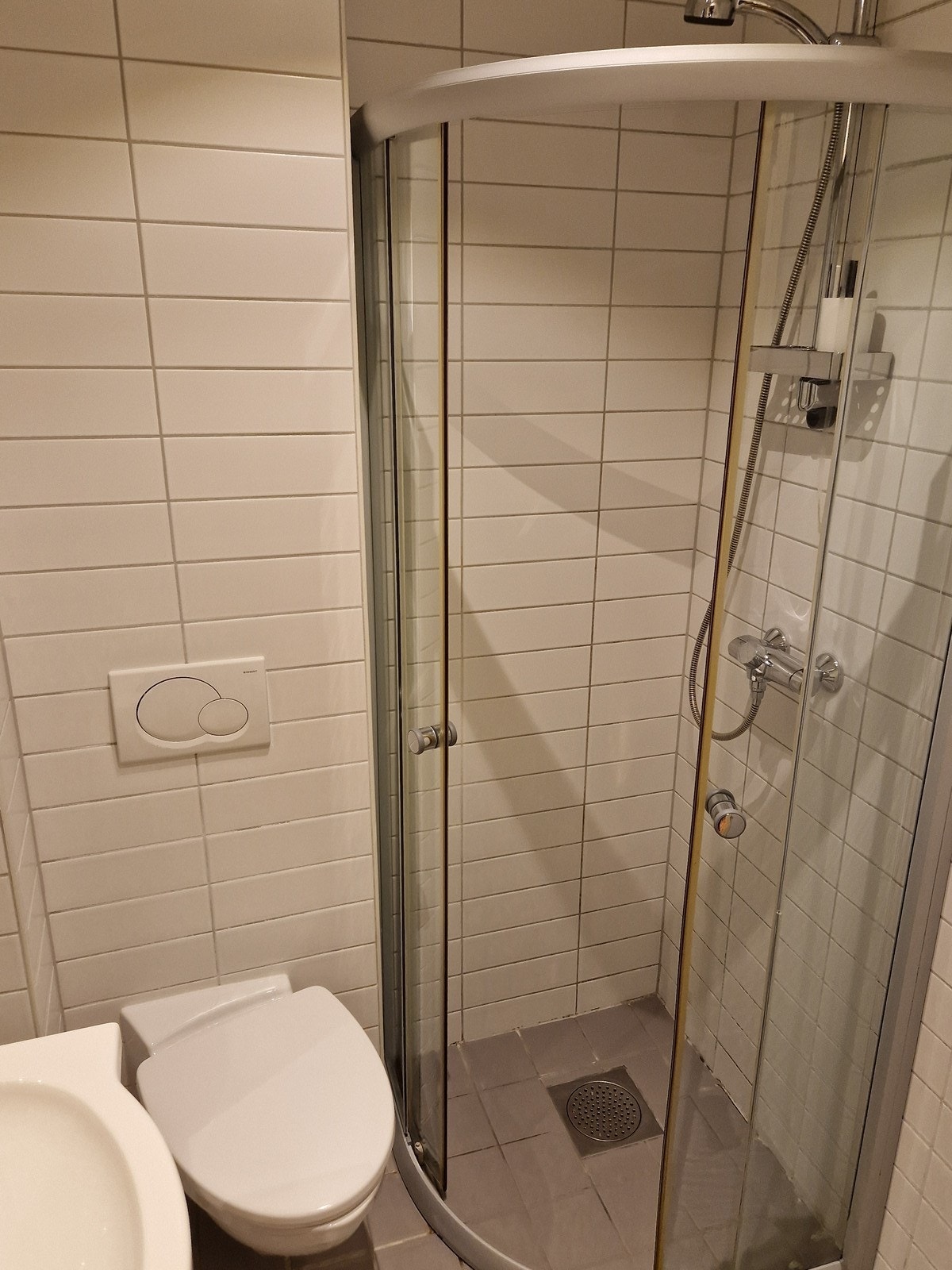 Flott bad med dusjhjørne og opplegg til vaskemaskin. Galleribilde