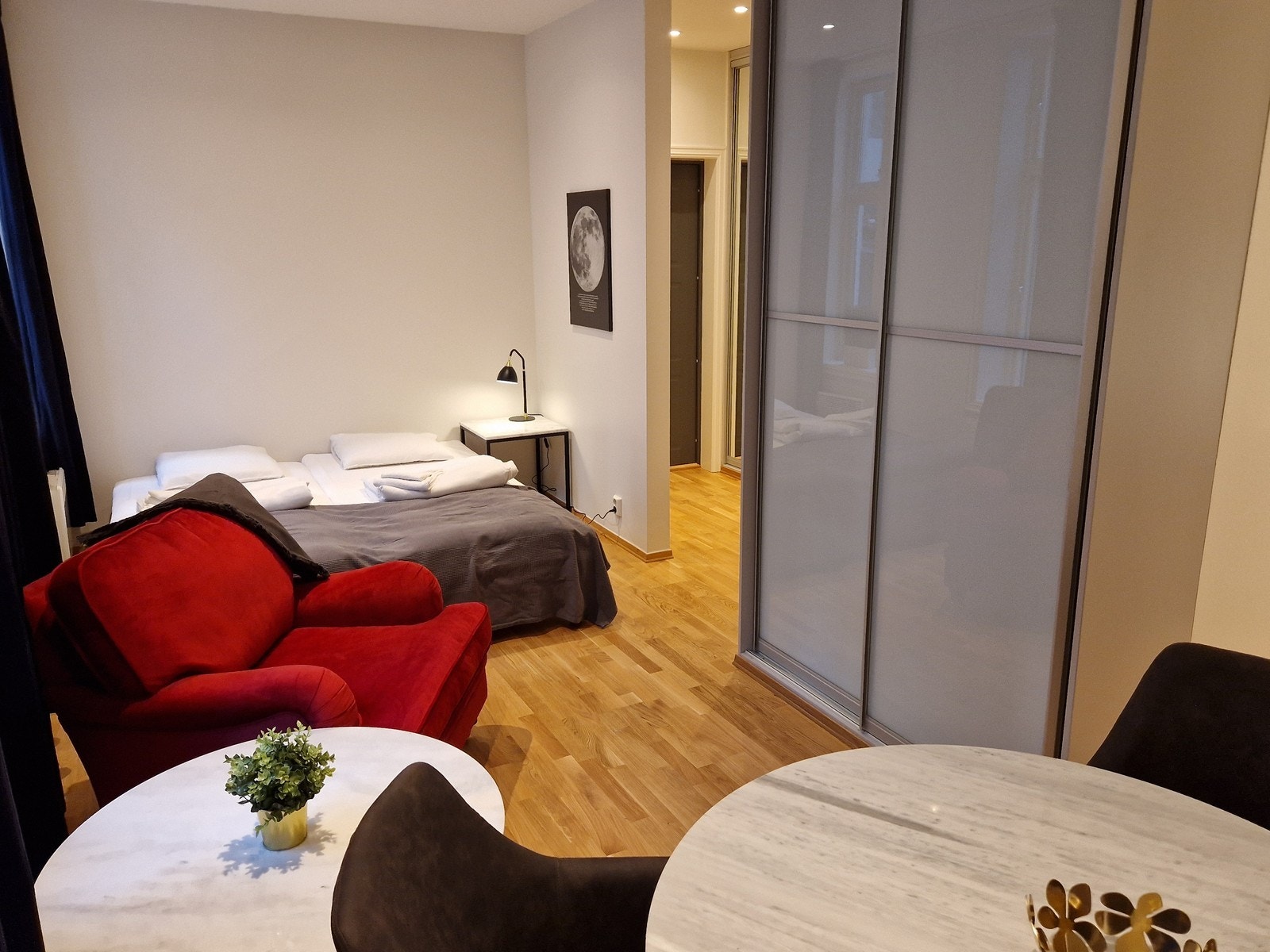 God plass til sittegruppe og stor seng i stuen. Galleribilde