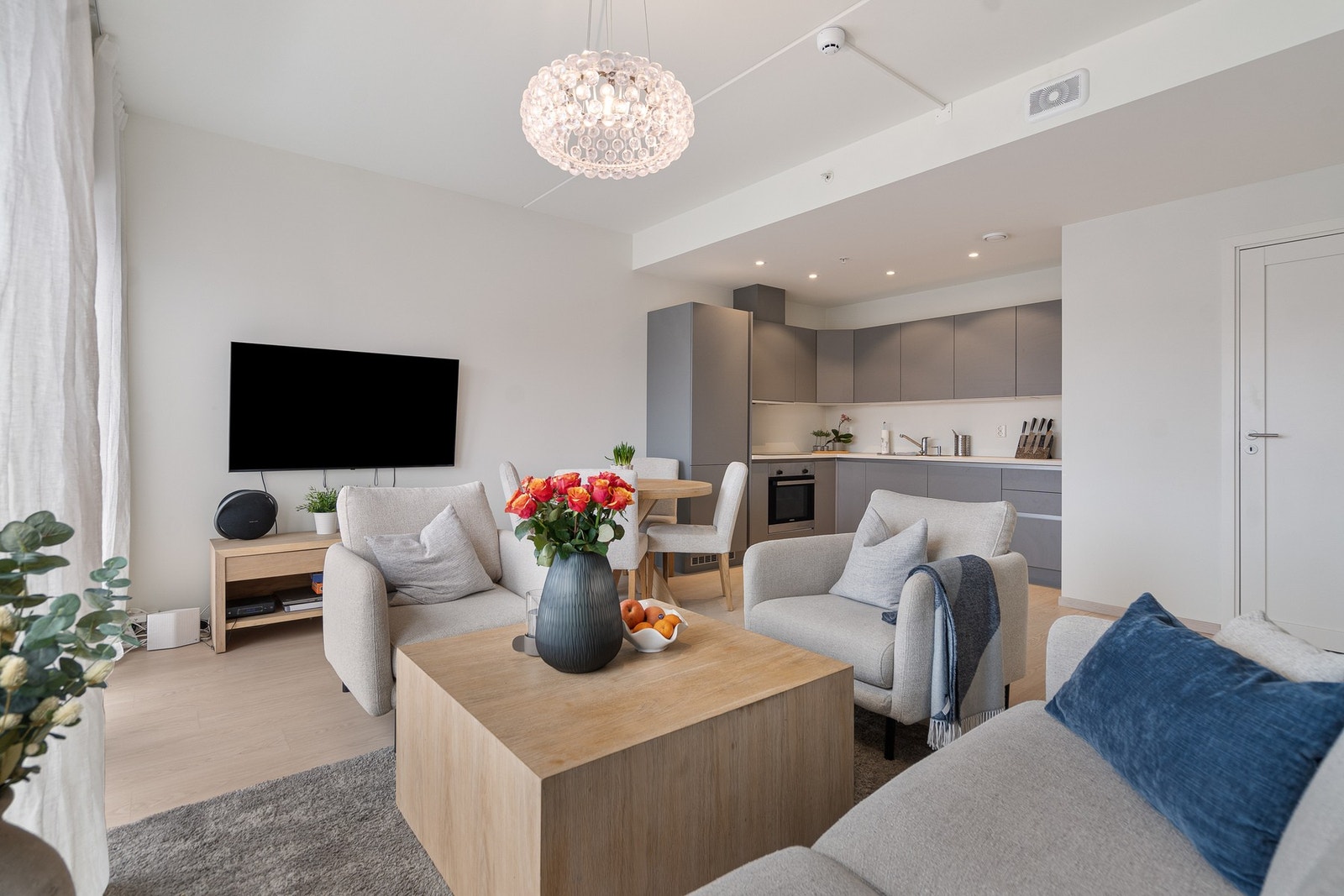 Store vindusflater slipper inn rikelig med naturlig lys og bidrar til en lys og trivelig atmosfære. Galleribilde