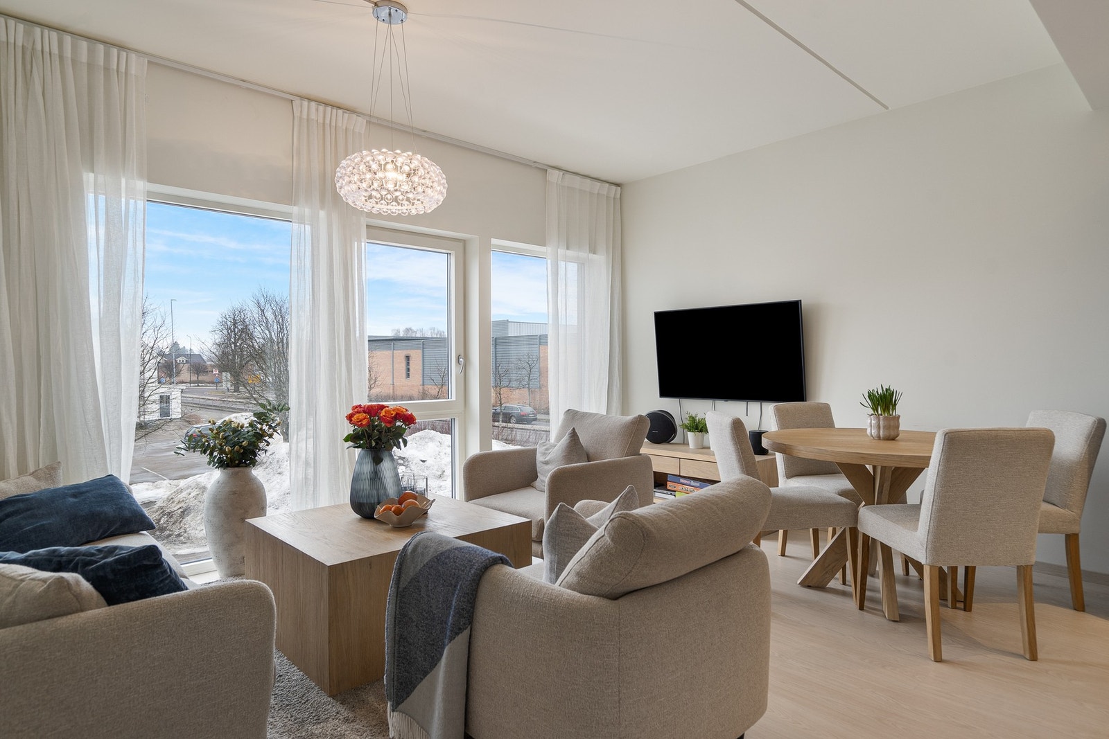 Stue og kjøkken ligger i en åpen og sosial løsning som skaper en luftig romfølelse og gode møbleringsmuligheter. Galleribilde