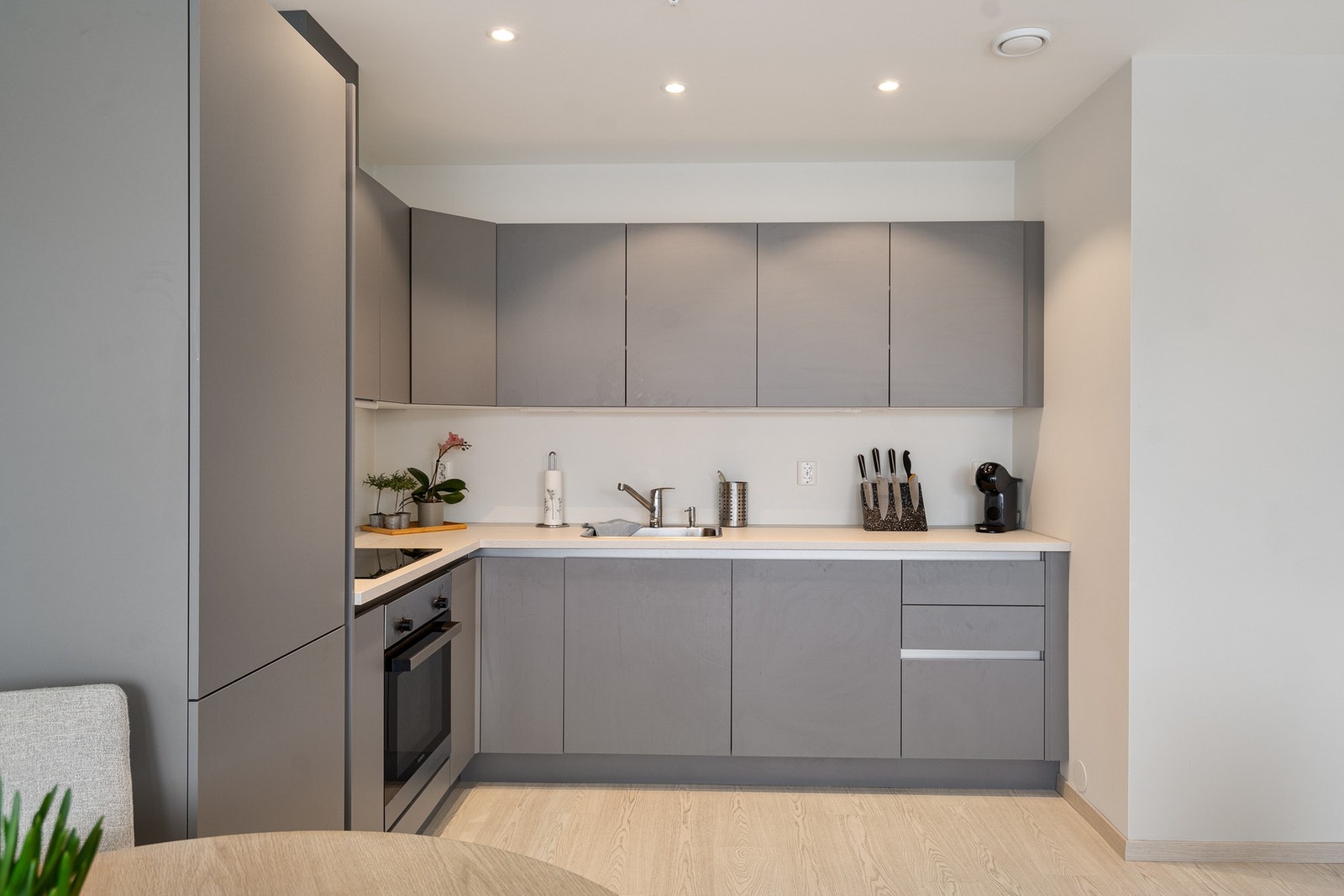 Kjøkkenet er fra HTH og har en moderne innredning med glatte fronter og laminat benkeplate. Galleribilde