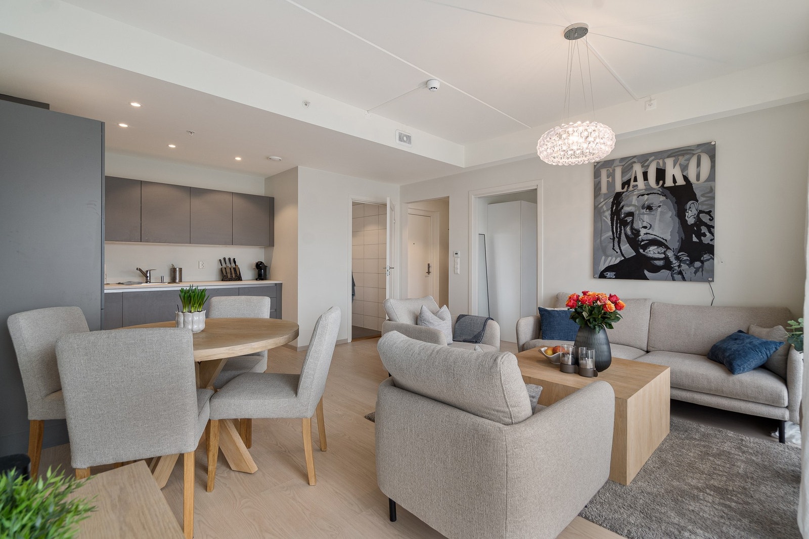 Her er det plass til både sofagruppe og spisebord, noe som gjør rommet til et naturlig samlingspunkt i boligen. Galleribilde