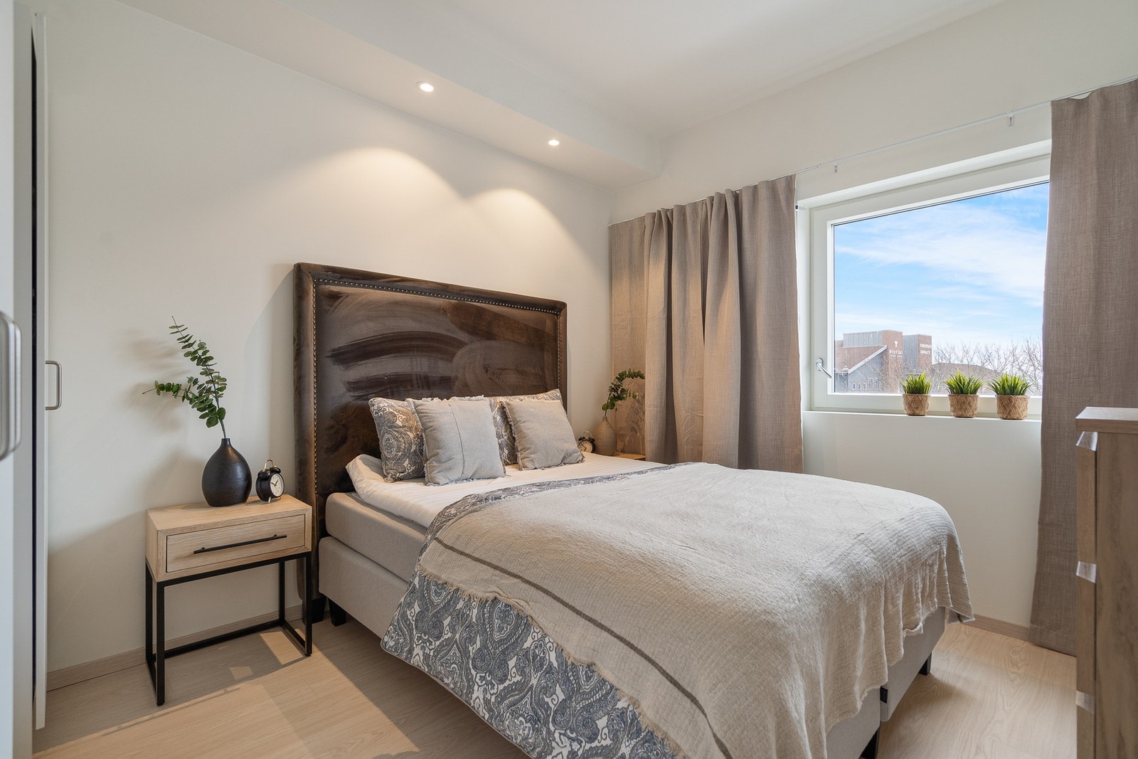 Soverommet er av god størrelse og har plass til både seng og garderobeløsning. Galleribilde