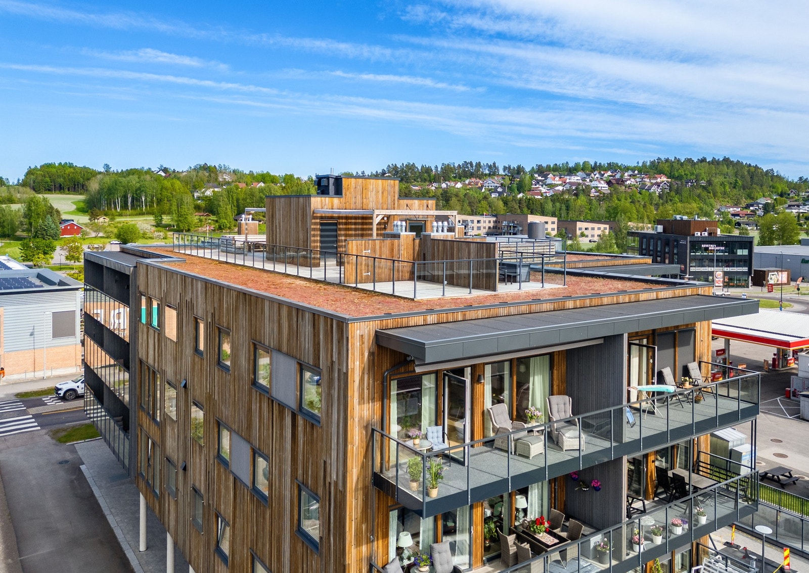 Leiligheten disponerer egen privat uteplass på taket av bygningen, i tillegg til tilgang til en stor felles takterrasse. Galleribilde