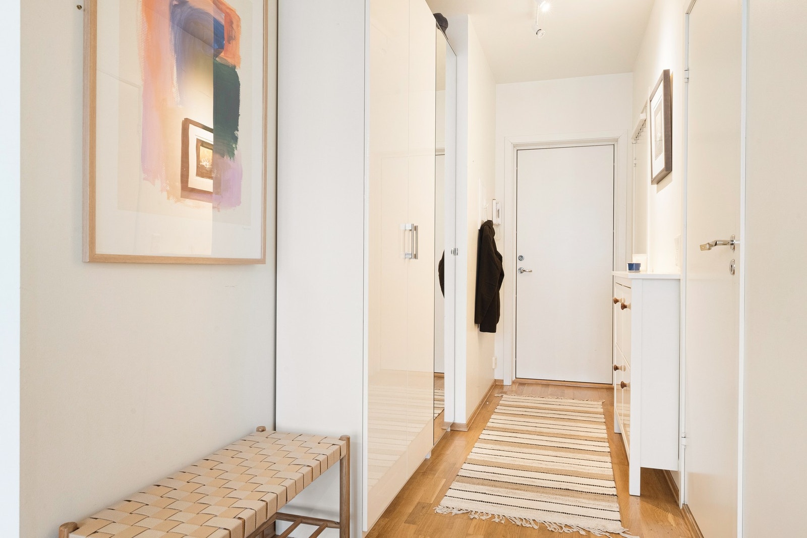 Du ønskes velkommen hjem av en lys og innbydende entré med garderobeskap for oppbevaring av yttertøy. Galleribilde