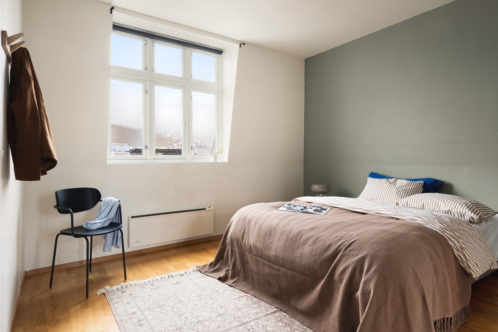 Romslig soverom på 17 kvm med god plass til dobbeltseng, nattbord på hver side, garderobe og skrivebord. Galleribilde