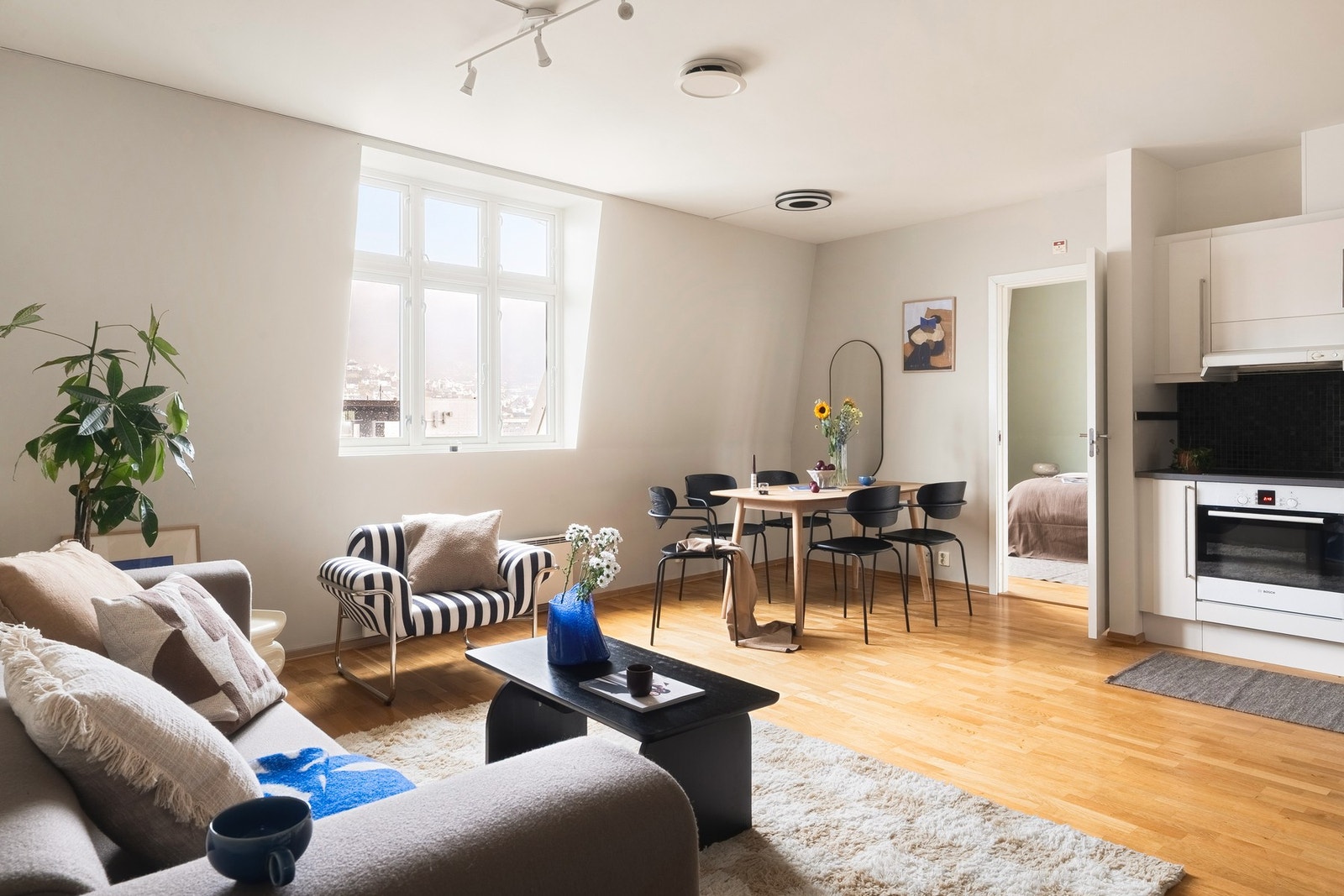 Leiligheten har et internt bruksareal på 59 m² og disponerer en bod i fellesarealet på 4,7m². Galleribilde