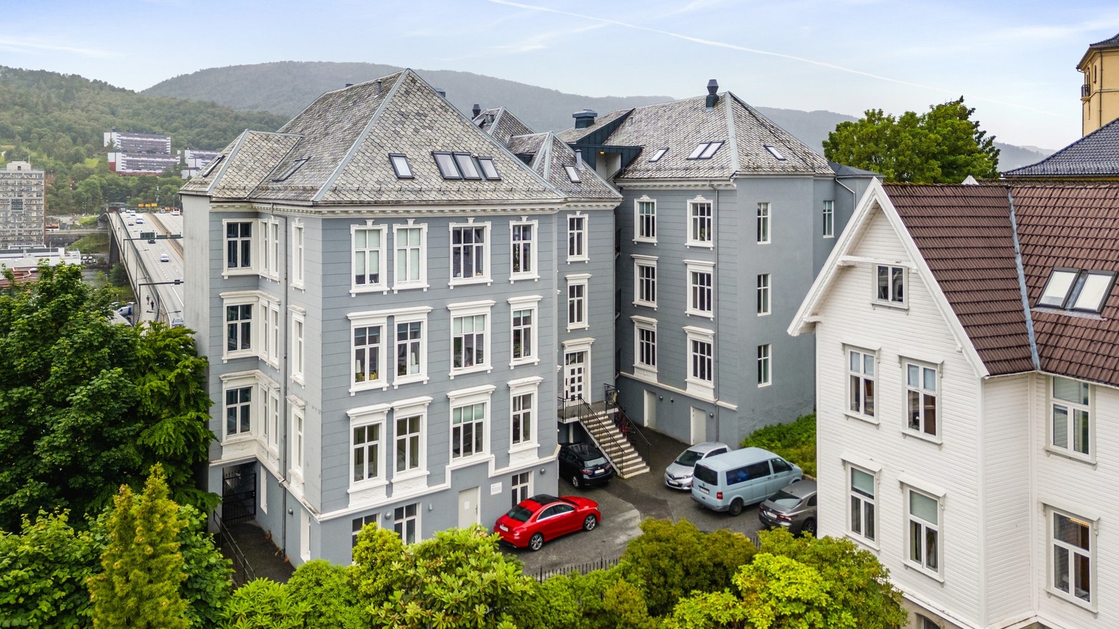 Leiligheten har en fantastisk beliggenhet på Nygårdshøyden, omgitt av klassisk murgårdsbebyggelse. Galleribilde