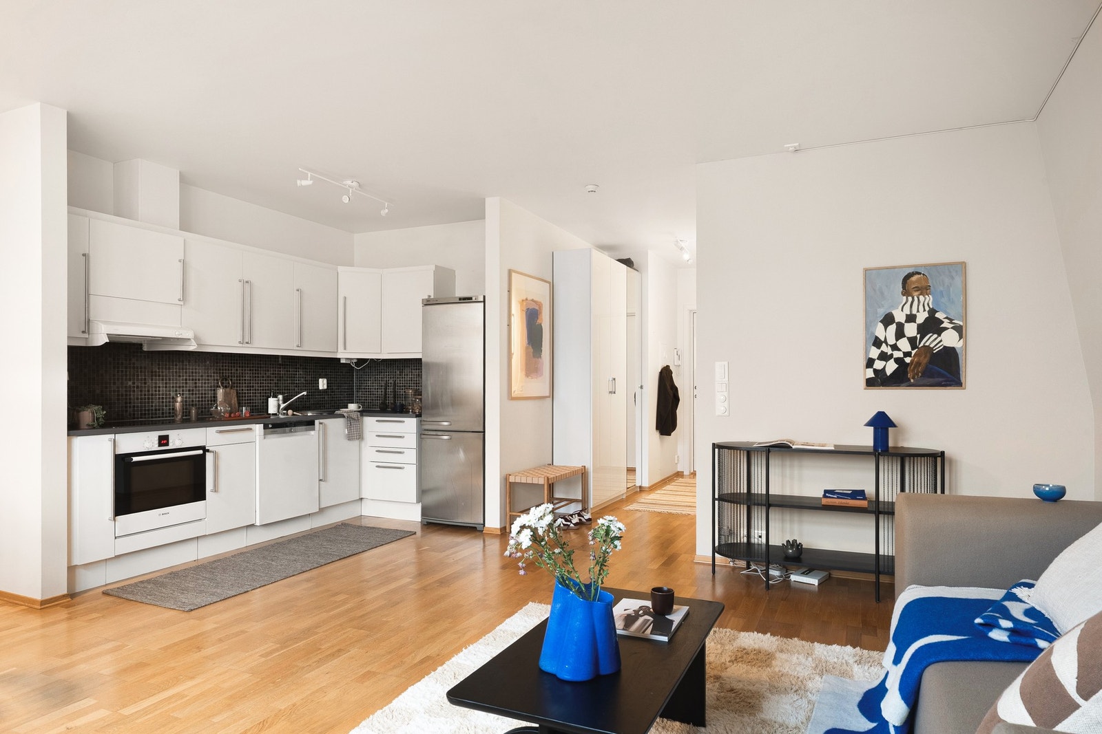 Leiligheten har en åpen og sosial løsning mellom stuen og kjøkkenet på 40m². Galleribilde