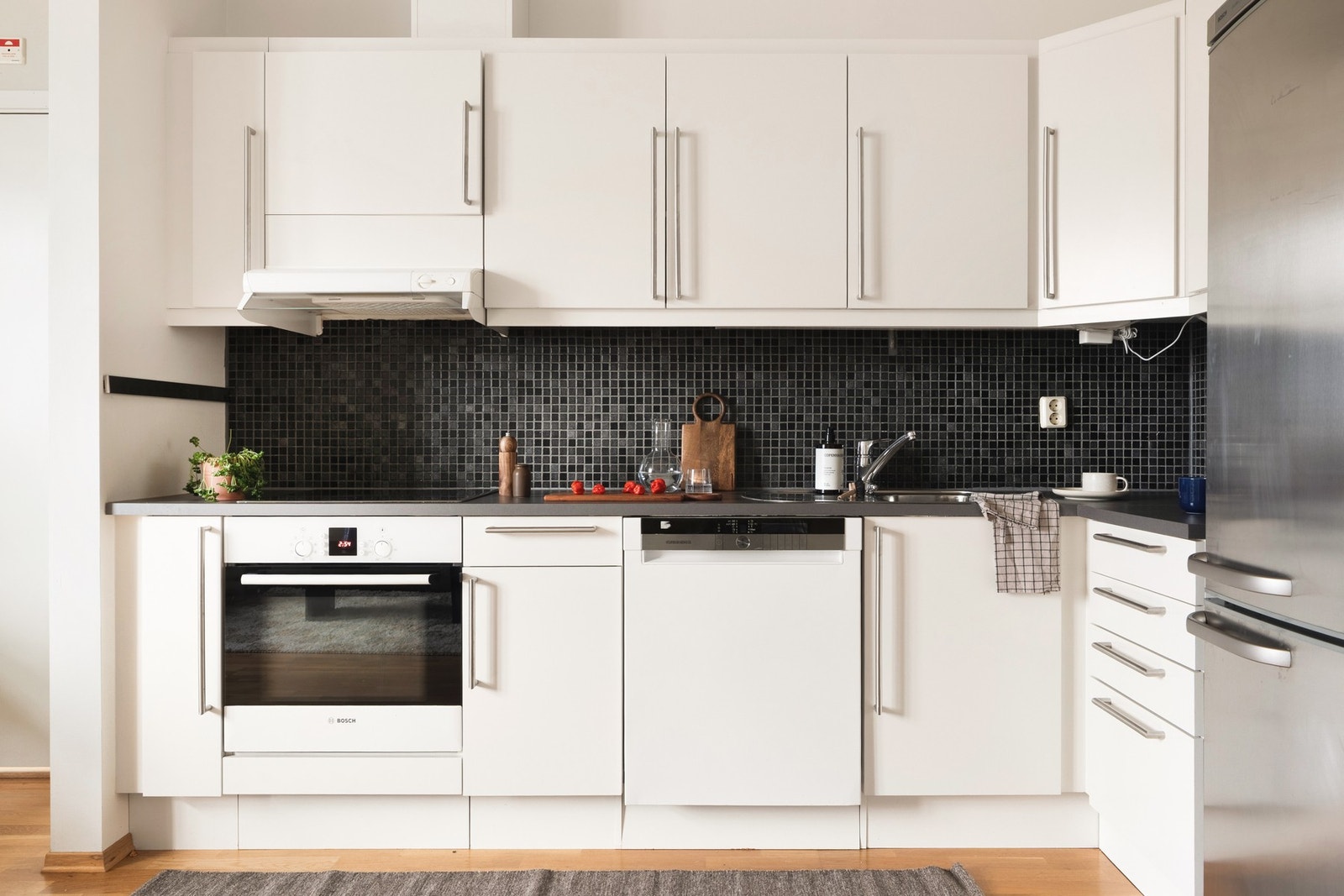 Kjøkkenet har slette fronter og laminat benkeplate. Galleribilde