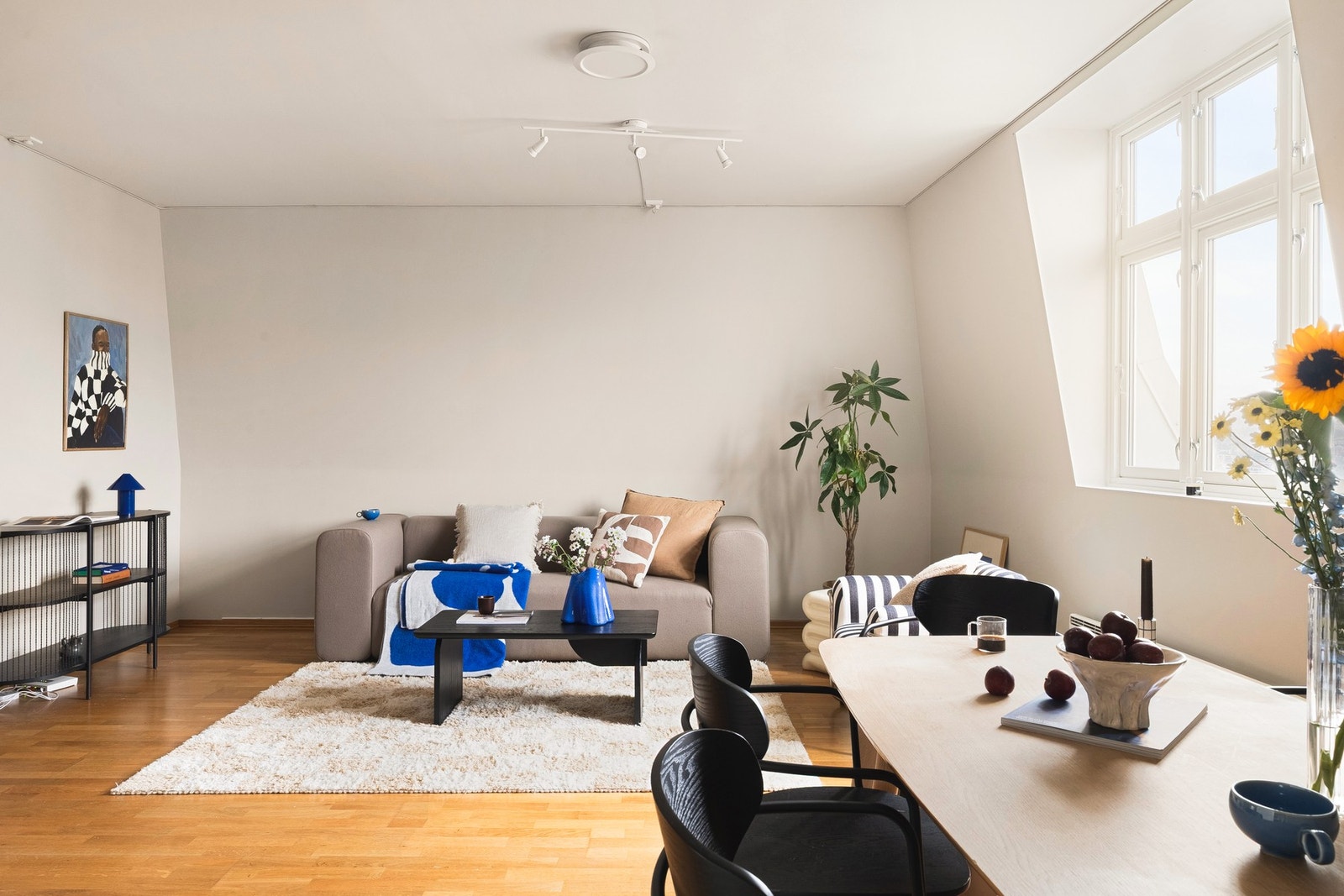 Romslig stue med god plass til sofa, ønsket mediemøblement og spisegruppe. Galleribilde