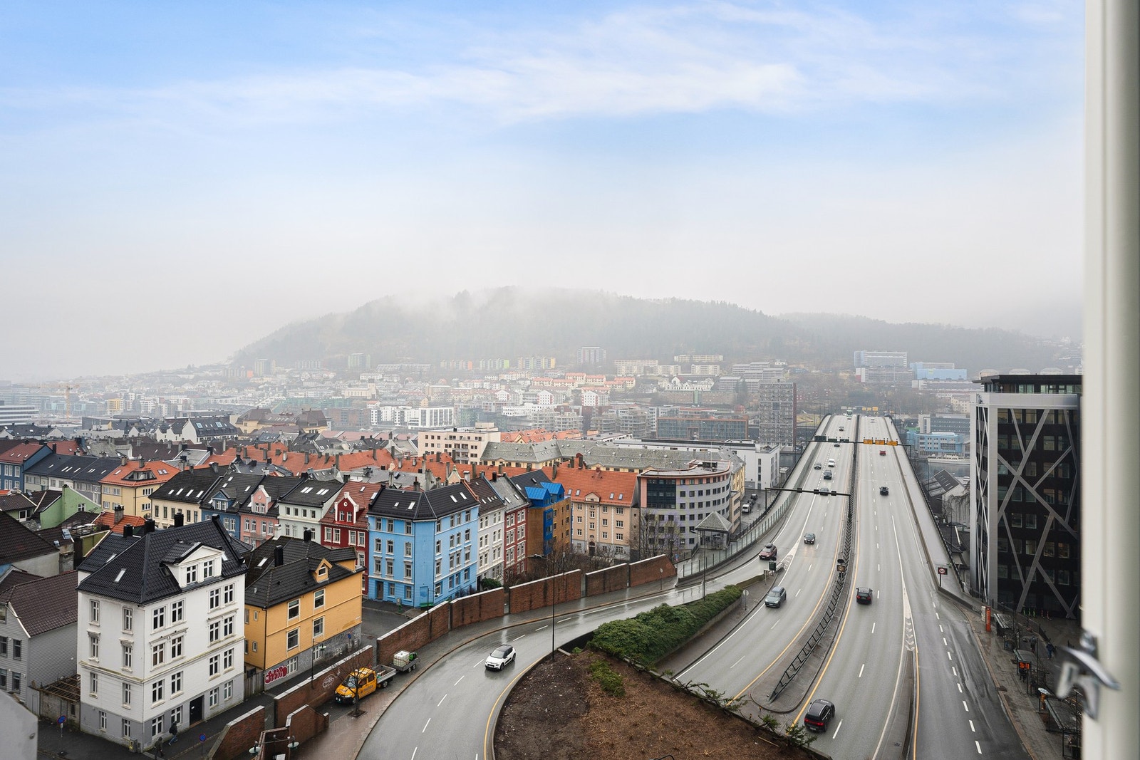 Fra stuen og soverommet har du utsikt mot Puddefjordsbroen. Galleribilde