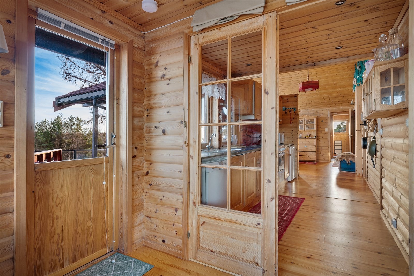 Fra inngangspartiet er det direkte tilgang til hyttas sosiale soner. Galleribilde