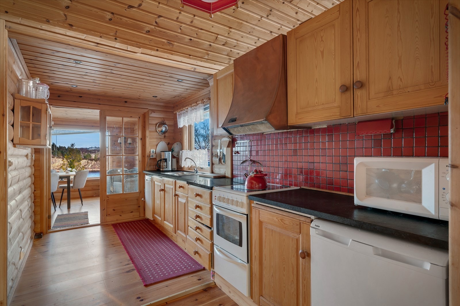 Innredningen har profilerte fronter og er utstyrt med komfyr, oppvaskmaskin og kjøleskap. Galleribilde