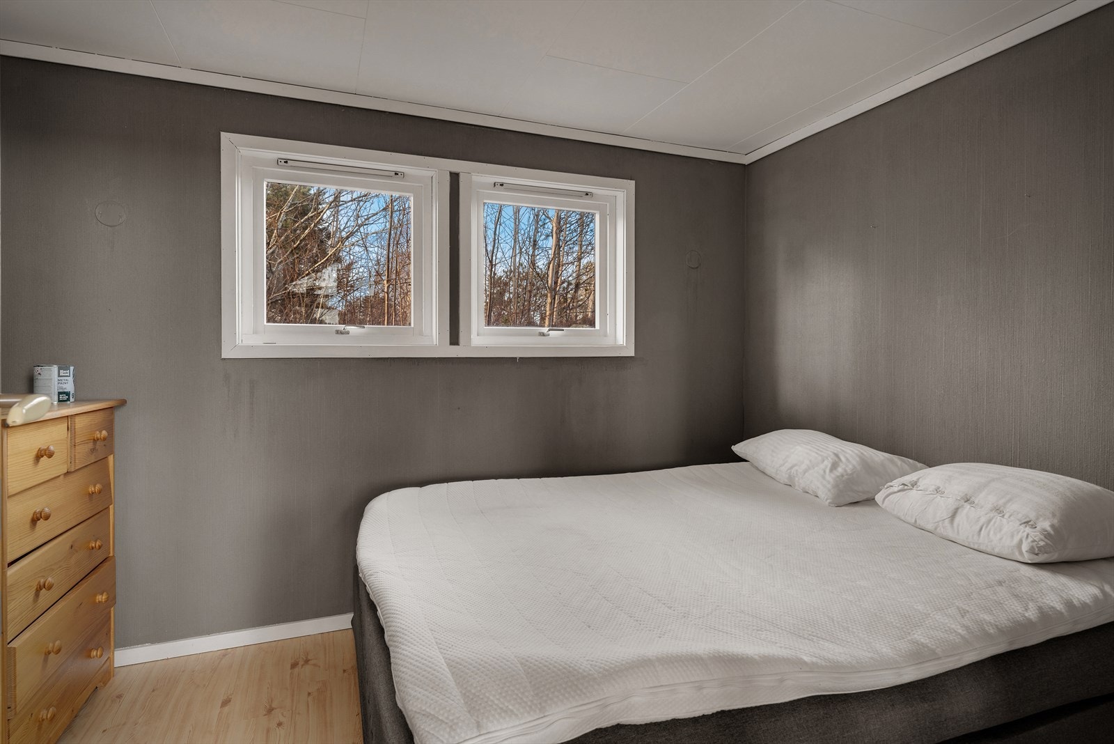 Hytta har to soverom på hovedplanet, begge med plass til seng og oppbevaring. Galleribilde