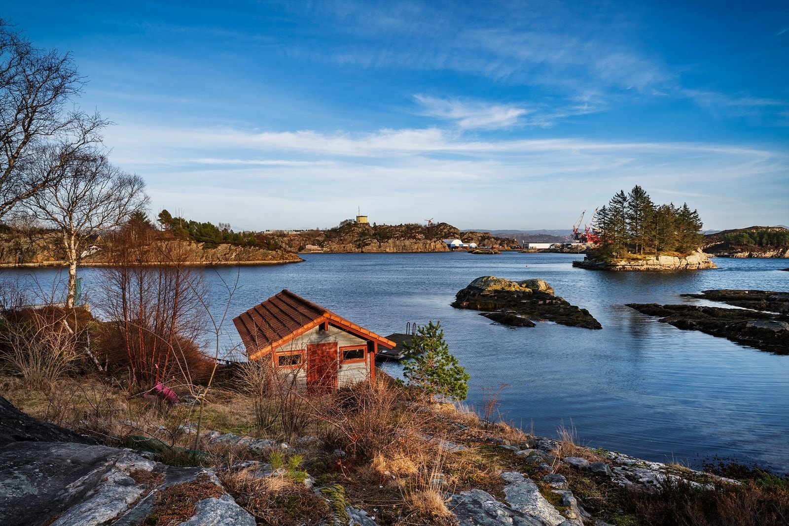 Naustet på ca. 18 m² ligger ved sjøen, med tilhørende kai og flytebrygge. Galleribilde