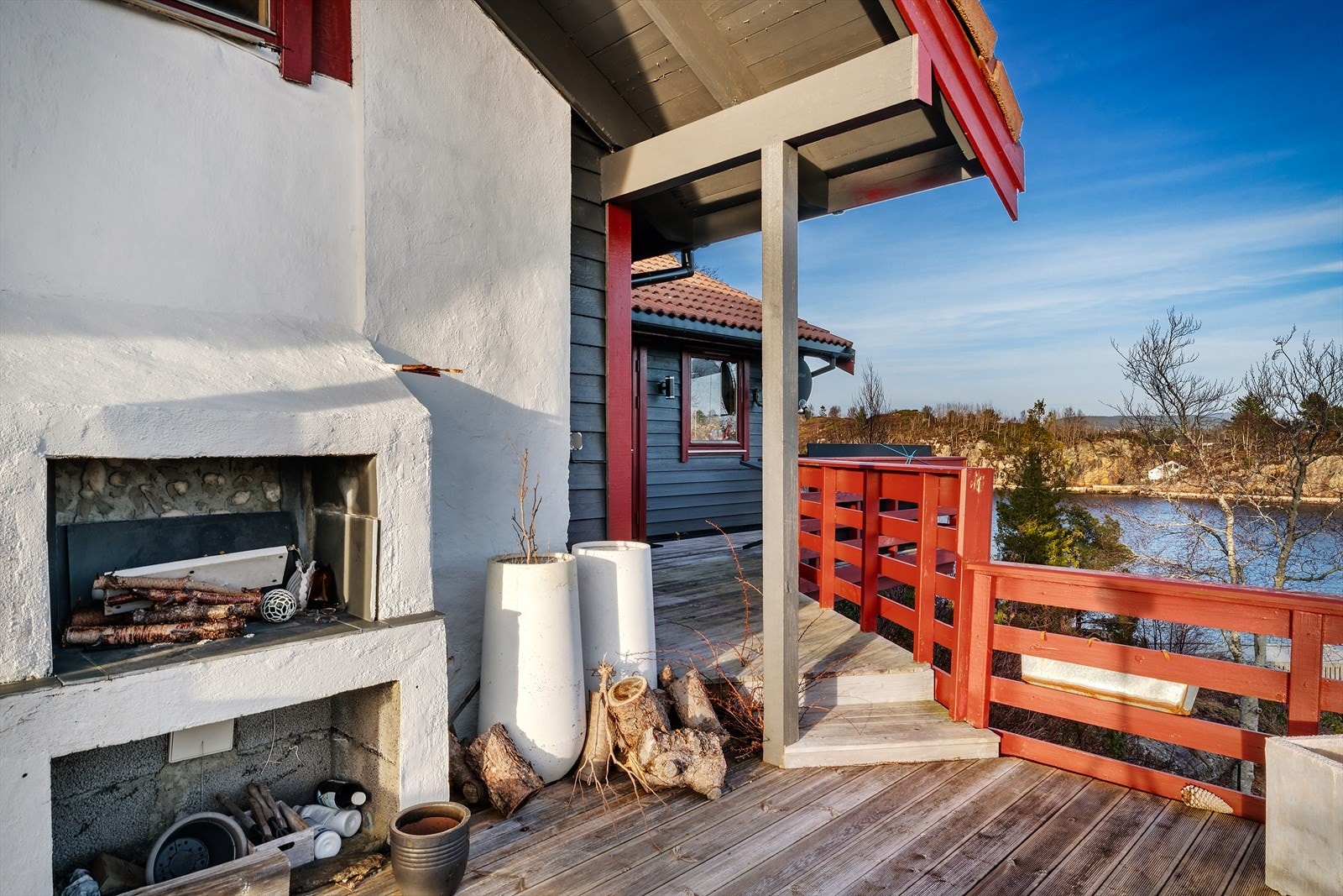 Den utvendige peisen forlenger utendørssesongen og skaper en lun stemning på kveldene. Galleribilde