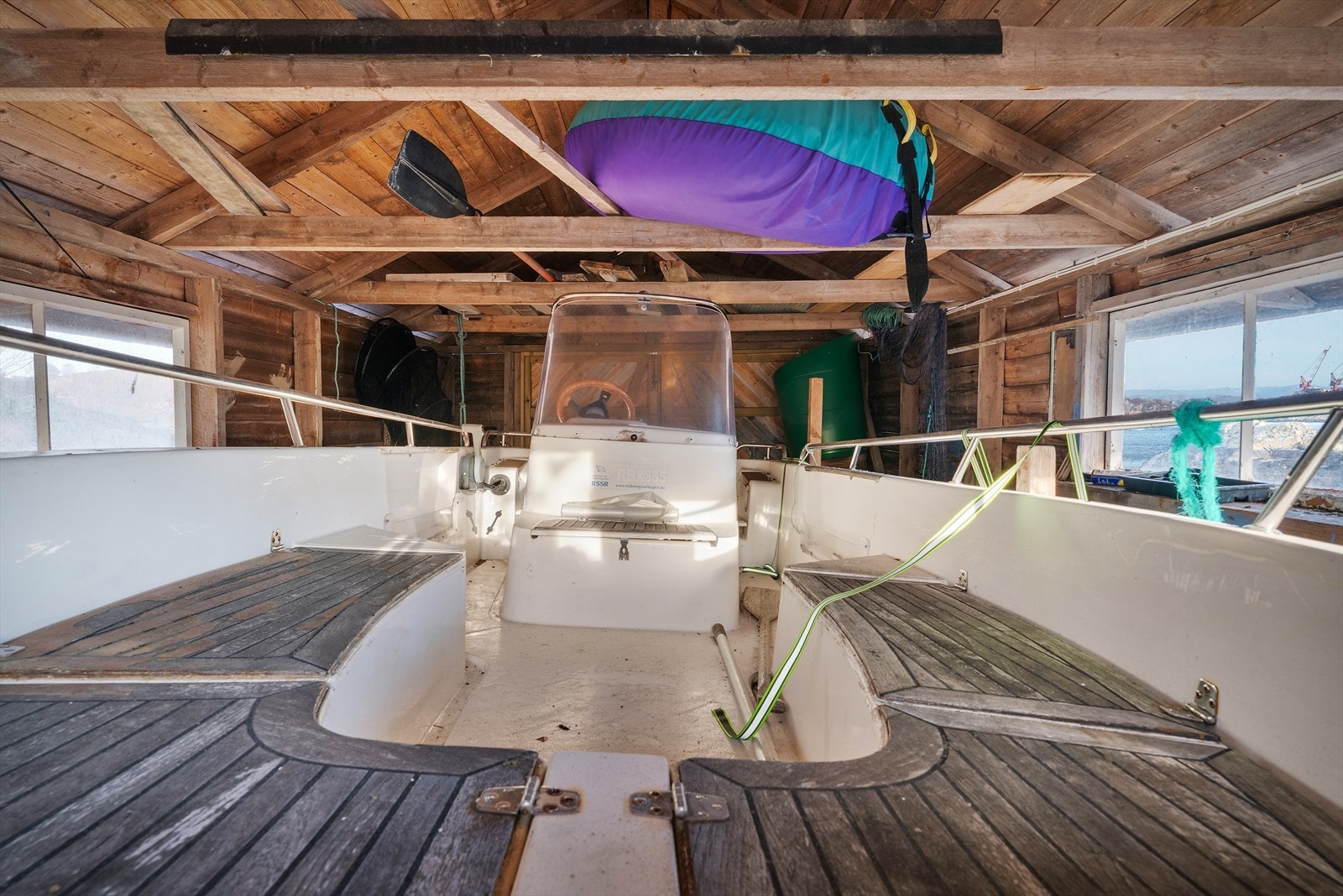 Skjærgårdsjeepen som står i naustet følger med i handelen, og gir umiddelbar tilgang til båtlivet. Galleribilde