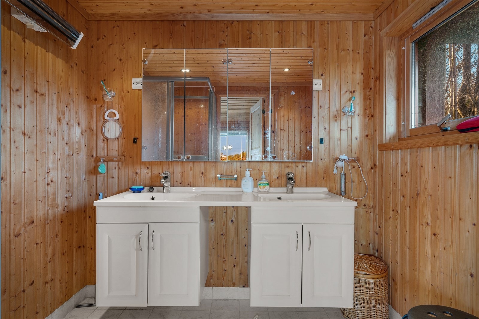 Det ene av hyttas to bad er utstyrt med dobbel servant og skap. Galleribilde