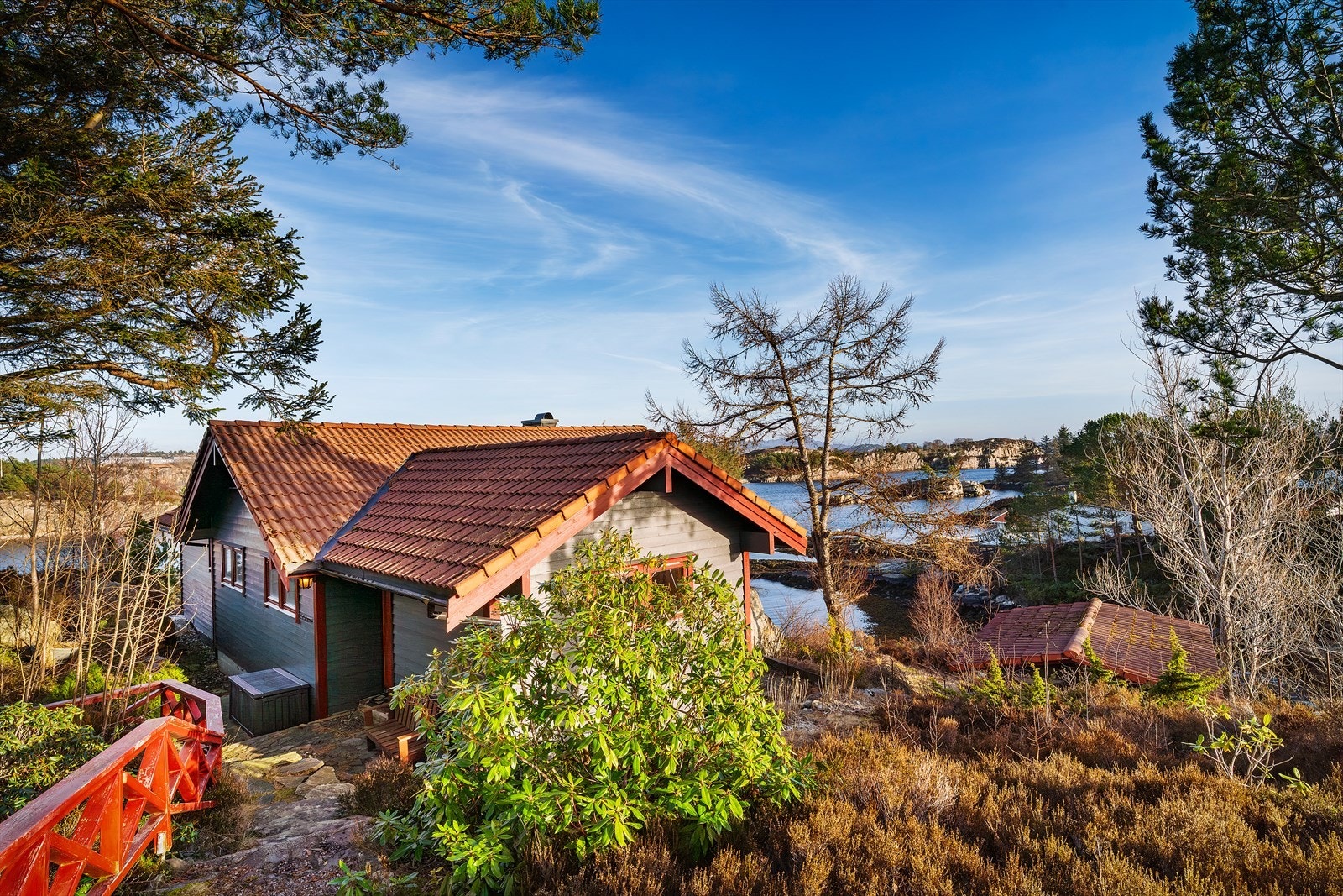 Eiendommen har et stort potensial for den som ønsker å skape sin egen perle ved sjøen. Galleribilde