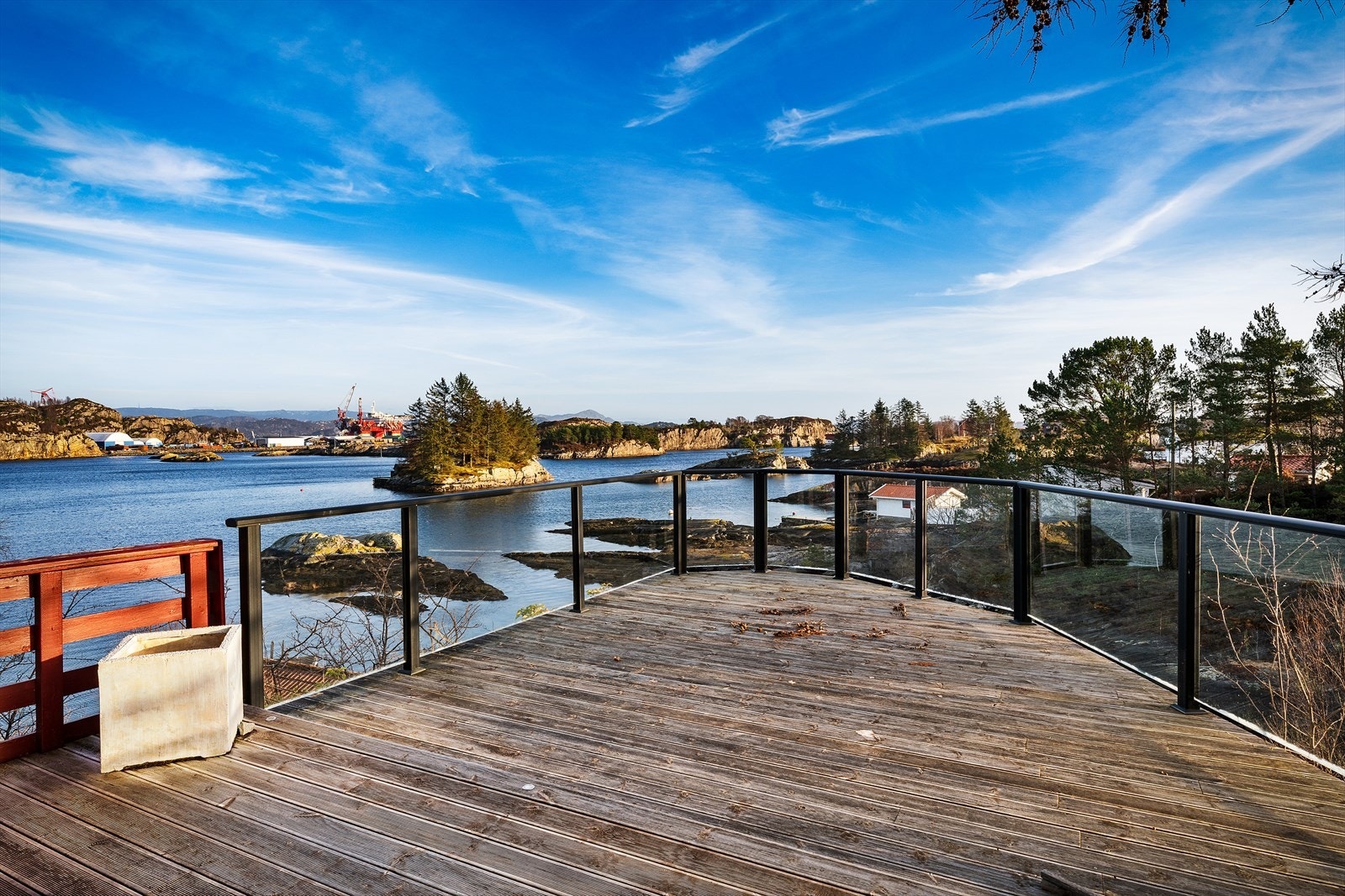 Den store tomten er solrik og gir et ypperlig utgangspunkt for et komplett sjøliv. Galleribilde