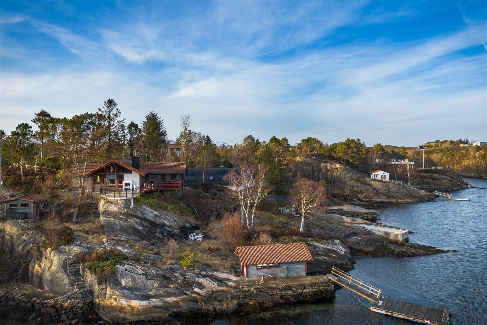 Velkommen til Holmavegen 30 - en sjelden fritidseiendom med egen strandlinje og naust. Galleribilde