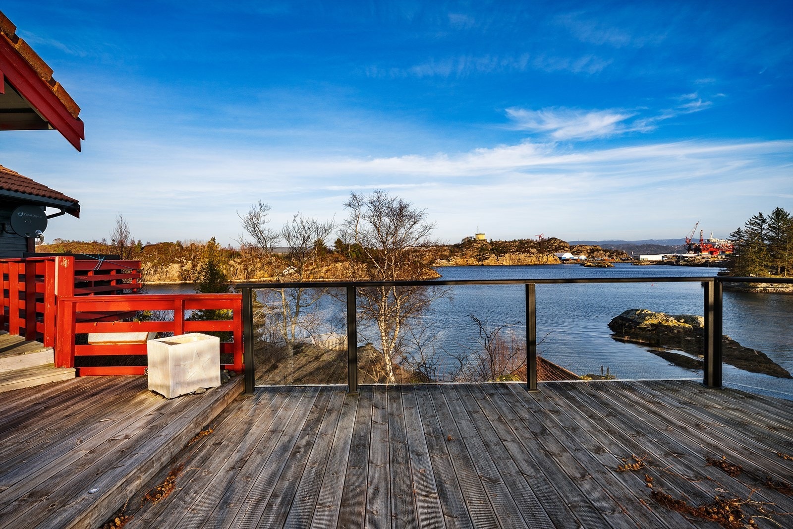 Fra terrassen har du en åpen og fri utsikt over sjøen og skjærgården. Galleribilde