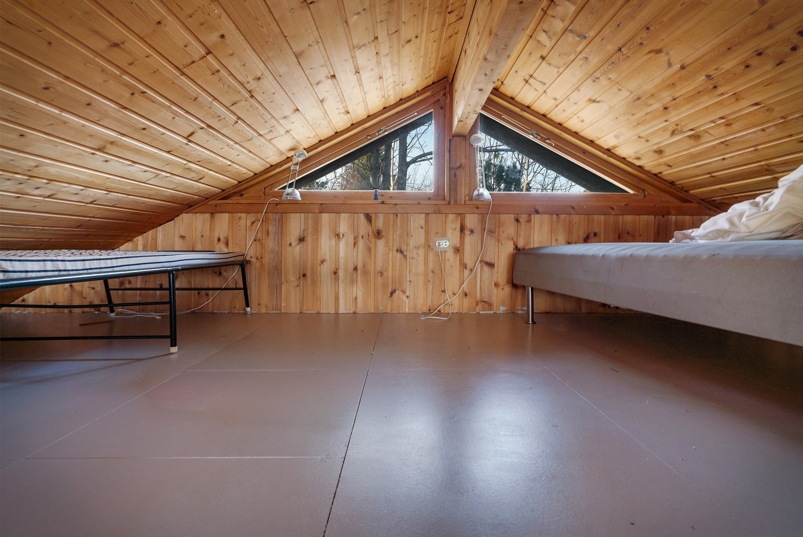 Hemsen utgjør et areal på 14 m² med lav takhøyde, ideelt for overnattingsgjester. Galleribilde