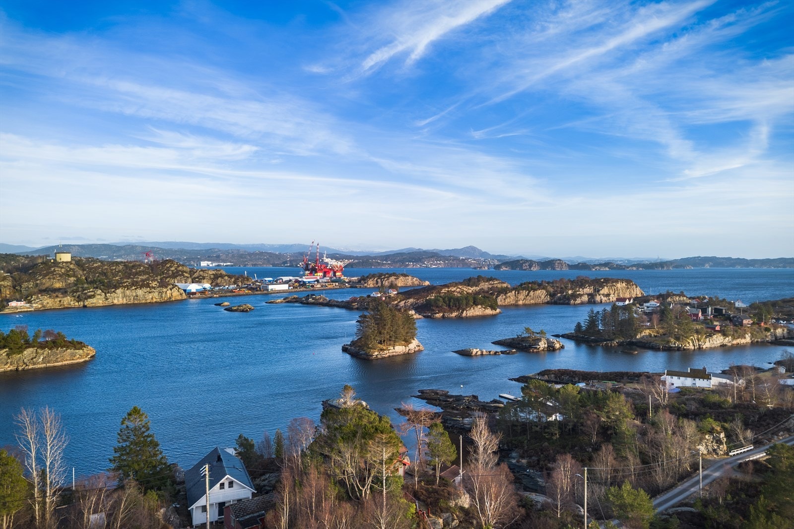 Et landskap preget av svaberg, kystvegetasjon og åpent hav. Galleribilde