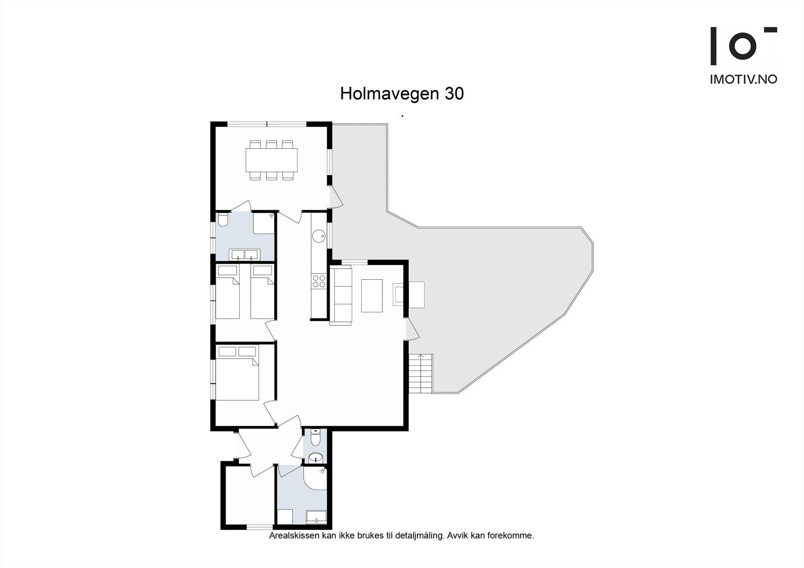 Fritidsboligen har en arealeffektiv planløsning med to soverom, to bad og åpen stue- og kjøkkenløsning. Galleribilde