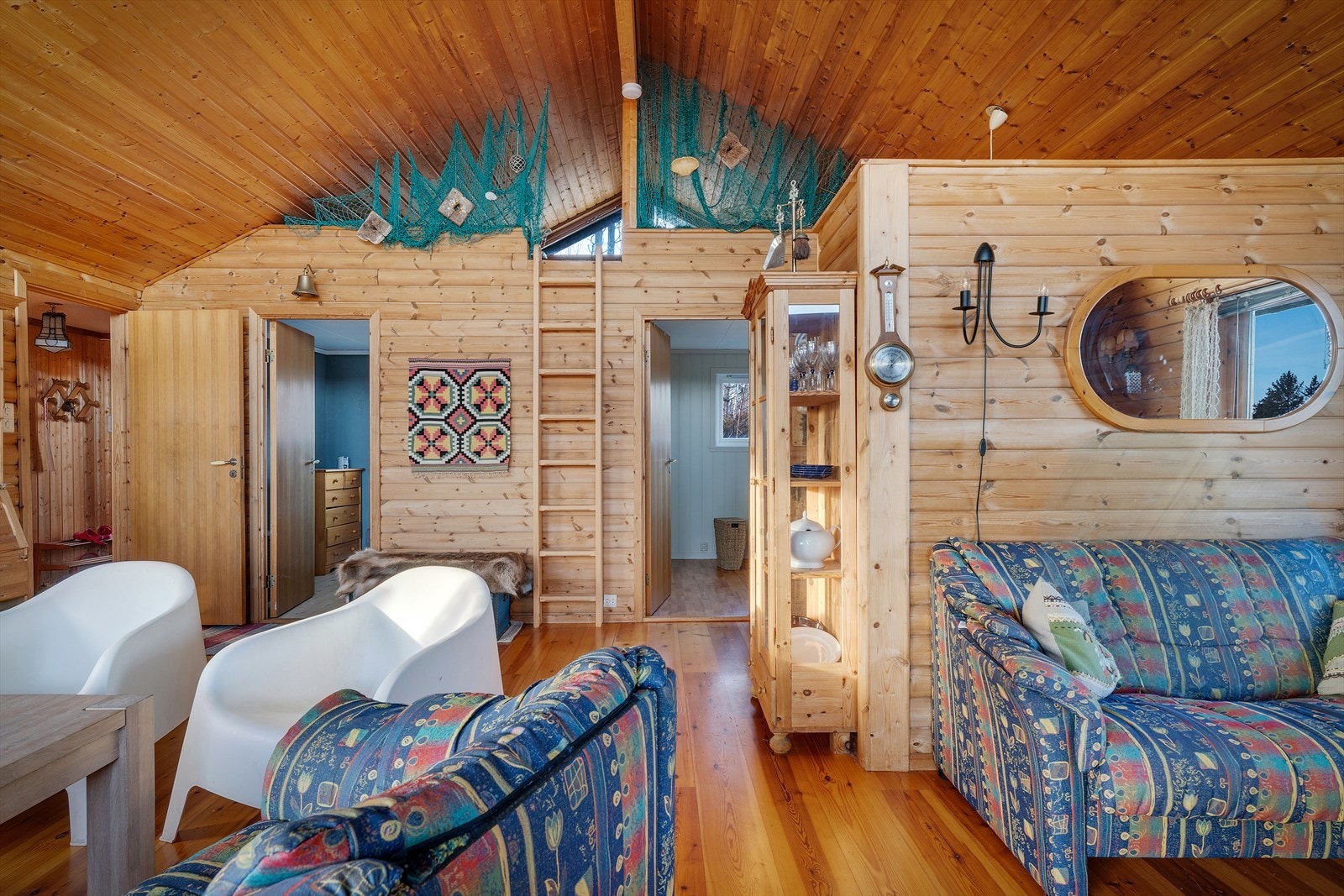 En trestige leder opp til hemsen, som gir ekstra soveplasser eller lagringsareal. Galleribilde