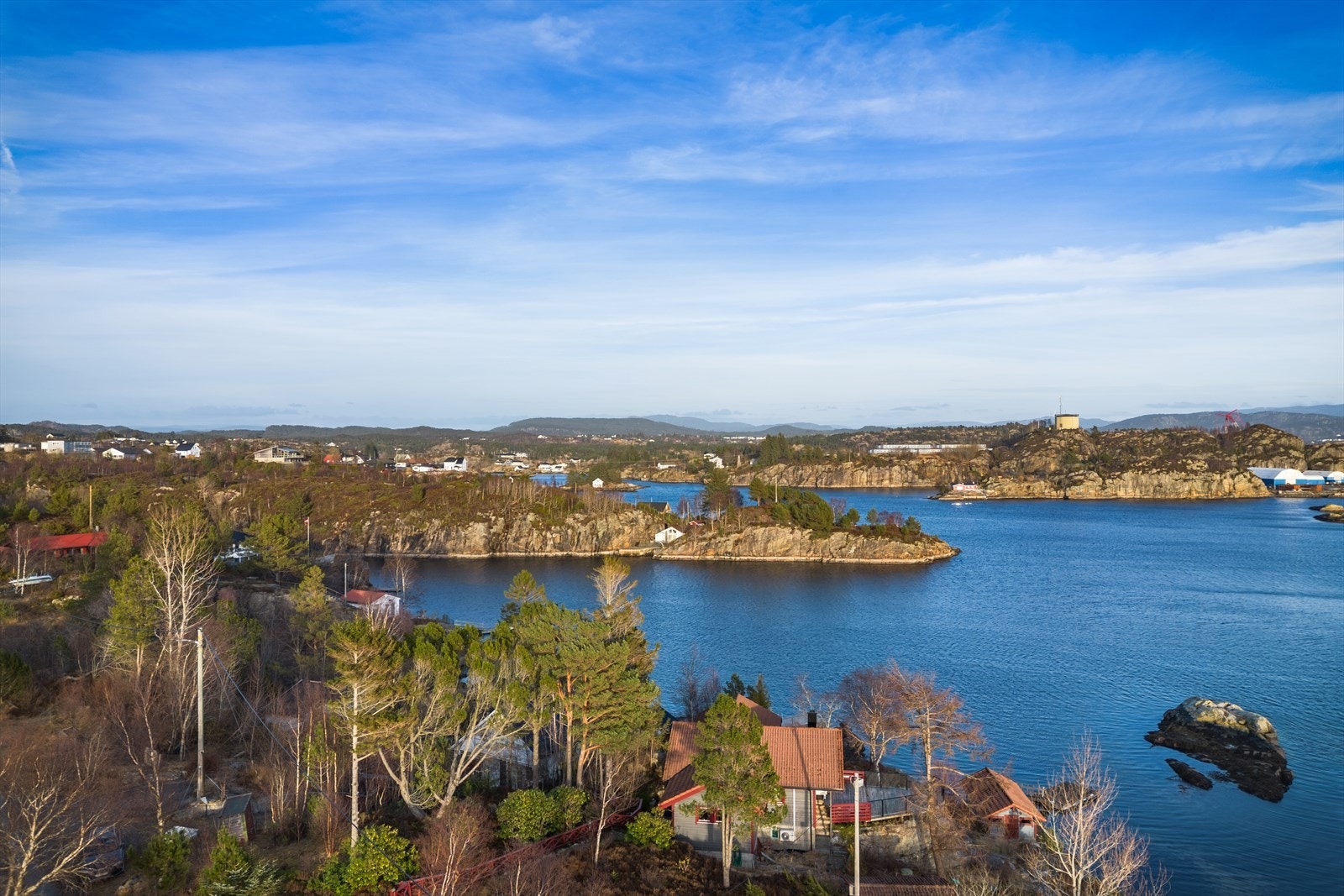 Nyt utsikten mot holmer og skjær fra egen tomt. Galleribilde