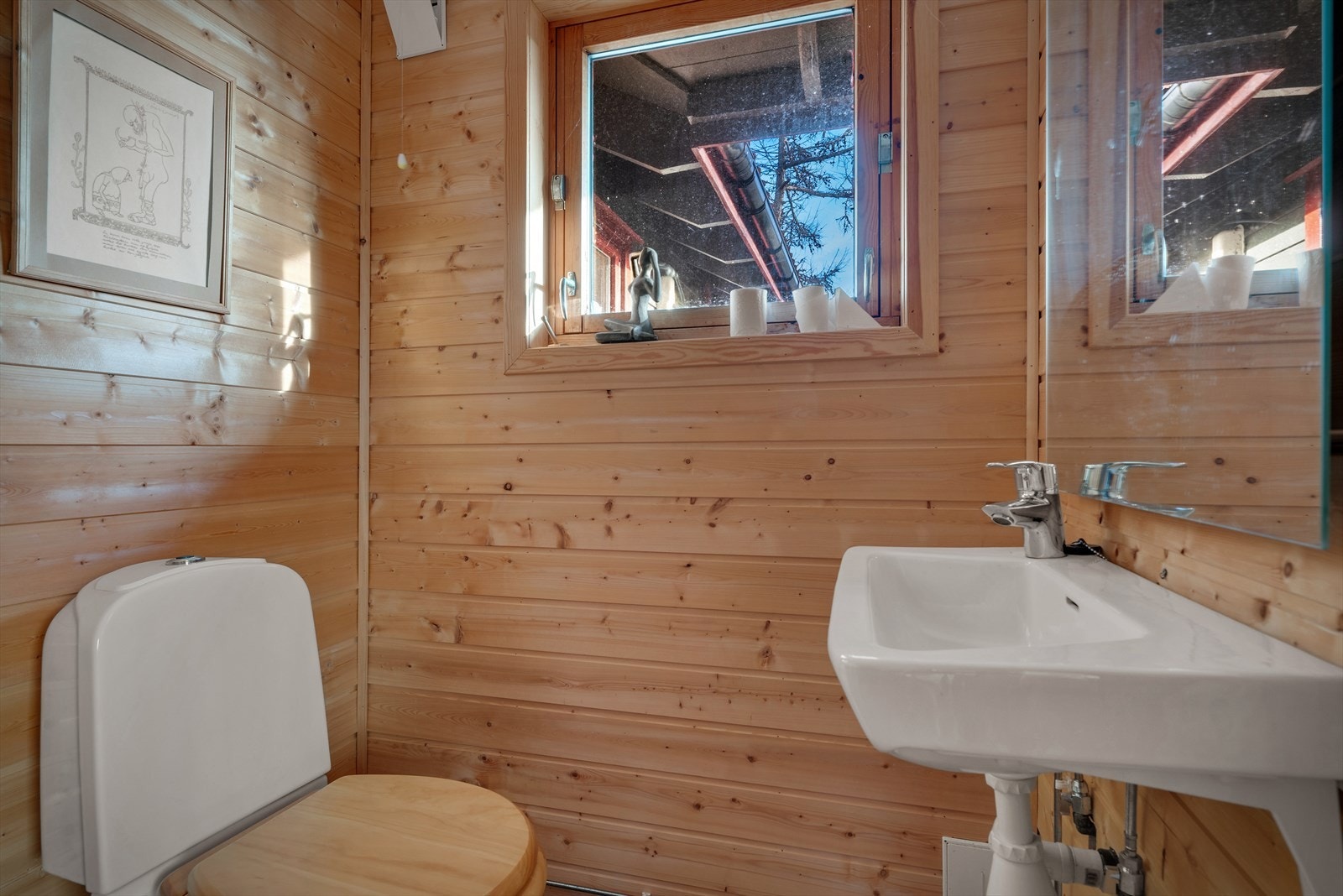 I tillegg til de to badene finnes et separat toalettrom med vask. Galleribilde