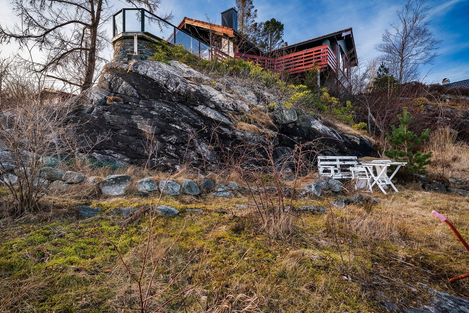 Tomten strekker seg ned mot sjøen og gir en unik nærhet til vannet. Galleribilde