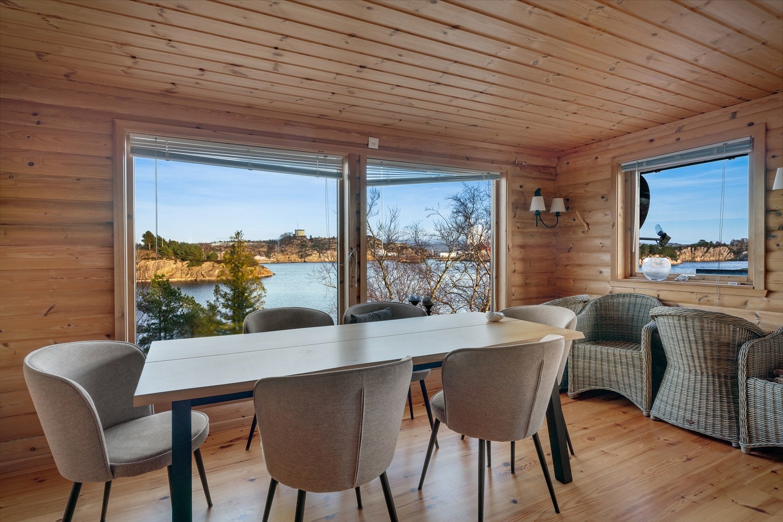 Dette rommet gir en egen, adskilt sone for måltider med familie og venner. Galleribilde