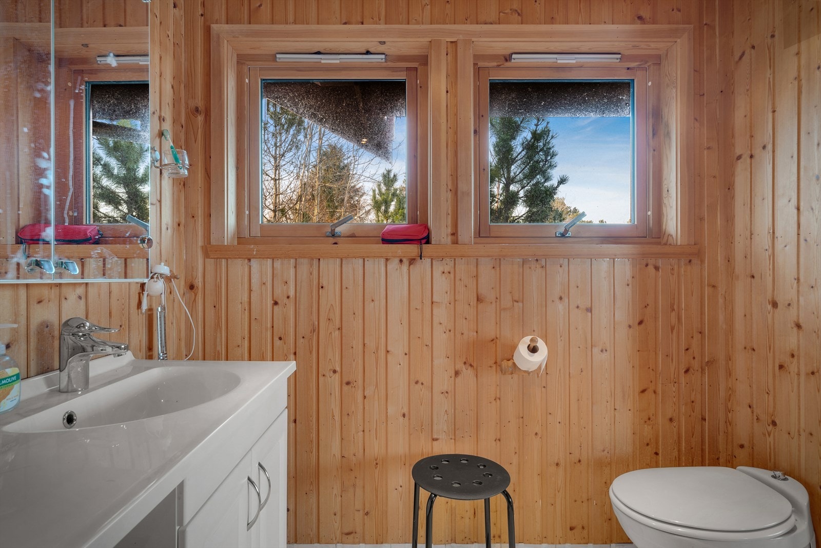 Rommet har fliser på gulv, som gir en praktisk og holdbar overflate. Galleribilde