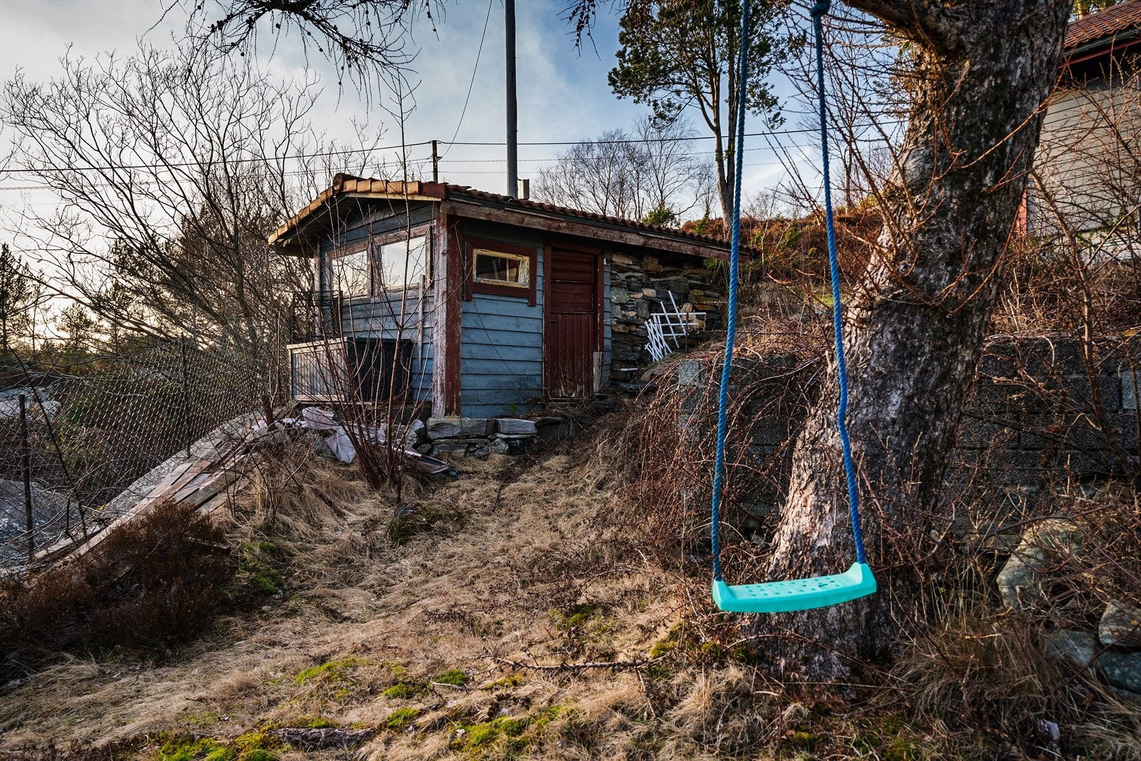 En frittstående bod på ca. 8 m² gir ytterligere lagringsplass på tomten. Galleribilde