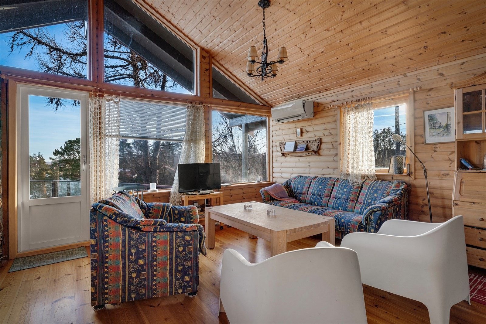 En av to balkongdører gir enkel adkomst til den store terrassen på sydsiden. Galleribilde