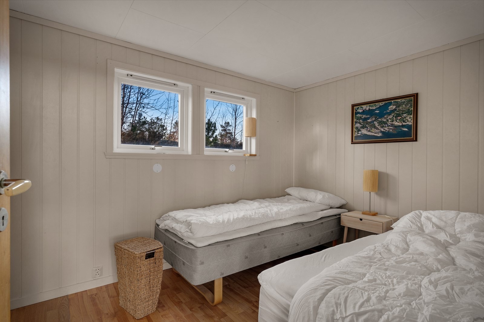 Vinduene i soverommene slipper inn dagslys og gir utsyn mot naturomgivelsene. Galleribilde