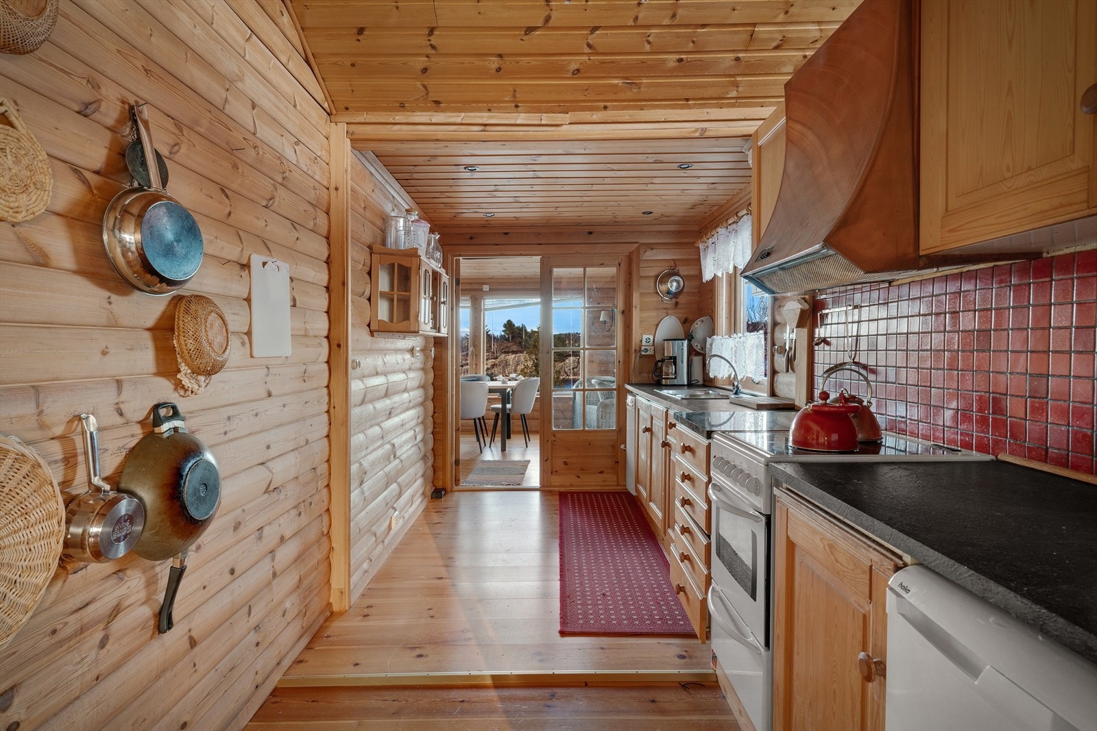 Kjøkkenet er praktisk plassert i tilknytning til både stue og spisestue. Galleribilde