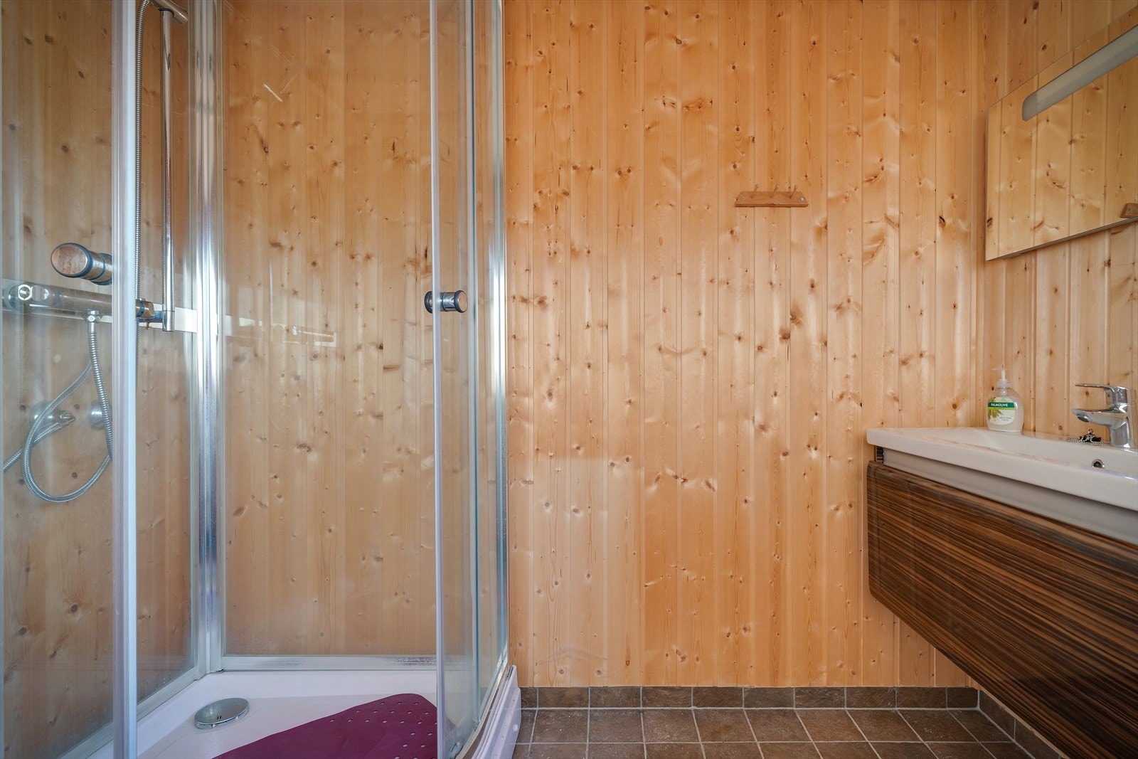 Veggene er kledd med panel, som gir en enhetlig hyttestil. Galleribilde