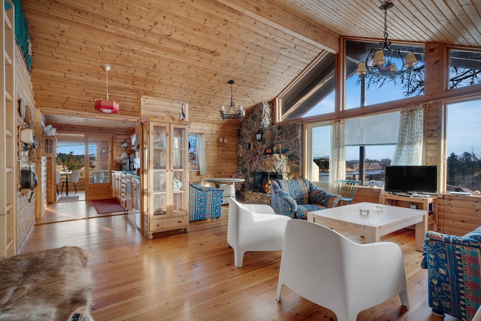 Stuen er i åpen løsning med kjøkkenet og har en imponerende takhøyde på 3,5 meter til mønet. Galleribilde